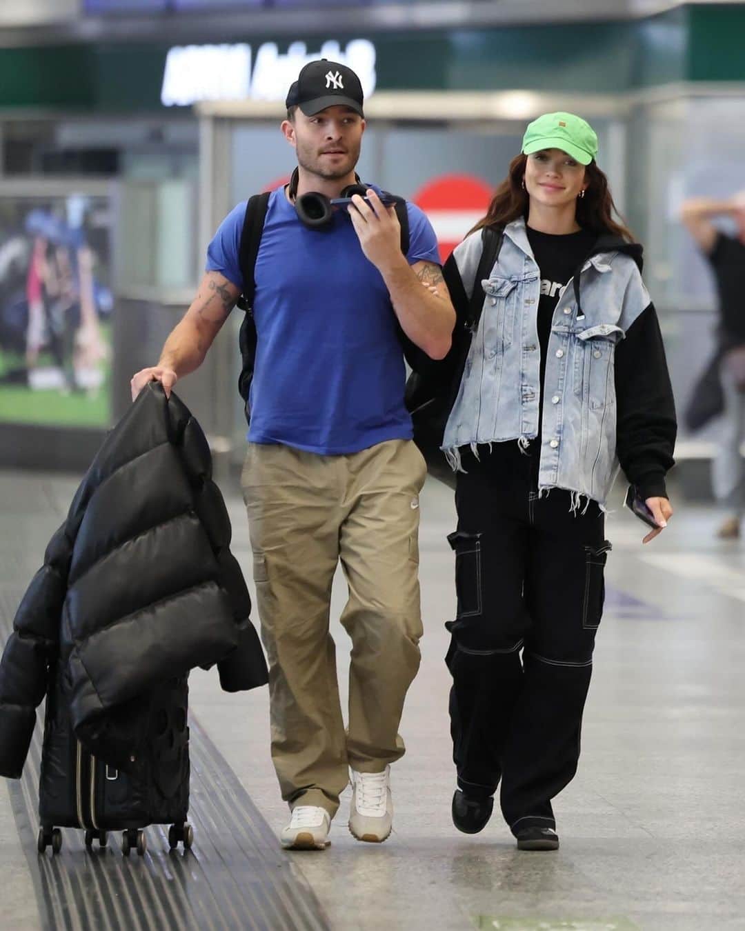 Just Jaredさんのインスタグラム写真 - (Just JaredInstagram)「Ed Westwick & girlfriend Amy Jackson share a steamy kiss before catching a flight out of Milan. #EdWestwick #AmyJackson Photos: Backgrid」10月15日 1時44分 - justjared