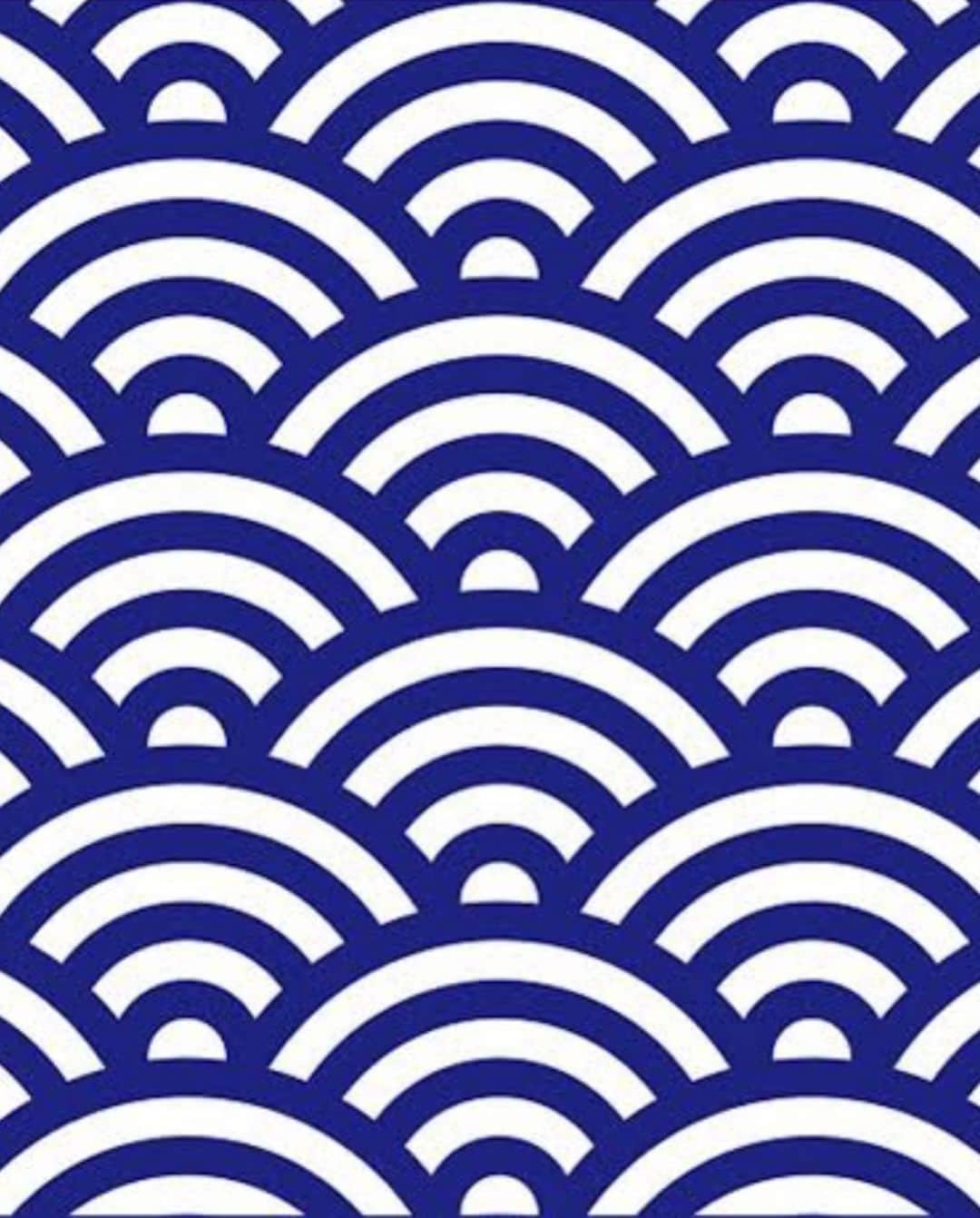 庄司夏子さんのインスタグラム写真 - (庄司夏子Instagram)「Matsutake risotto like Seigaiha. It means the guest can bask in the flavorful long afterglow of that Matsutake risotto .  Seigaiha,Blue ocean waves are a pattern found not only in Japan, but also in Egypt, Persia, and other parts of the world. It is also a type of geometric It is also a type of geometric pattern in which concentric circles are stacked on top of each other, with some of the concentric circles overlapping each other in a fan shape.  This Matsutake risotto is shaped like Seigaiha (The blue ocean wave ) is a pattern that reminds us of the bounty of the wide ocean, and the pattern of endless waves is an auspicious The blue ocean wave is a pattern that reminds us of the bounty of the wide ocean, and the pattern of endless waves is an auspicious pattern that contains wishes for happiness that will continue into eternity and for people's peaceful lives.  青海波のような松茸リゾット。 美しく幸福な松茸の余韻が長く続きます。  青海波（せいがいは）は、日本だけでなくエジプトやペルシャなど世界各地に見られる文様で、同心円を扇状に重ねた幾何学模様の一種でもあります。  この松茸リゾットは、青海波をイメージしています。 青海波は、広い海の恵みを思わせる文様です。果てしなく続く波の文様は縁起の良さを表し、更に広い海の恵みを思わせます。永遠に続く幸福と人々の平穏な暮らしへの願いが込められています。」10月15日 1時45分 - natsuko.ete