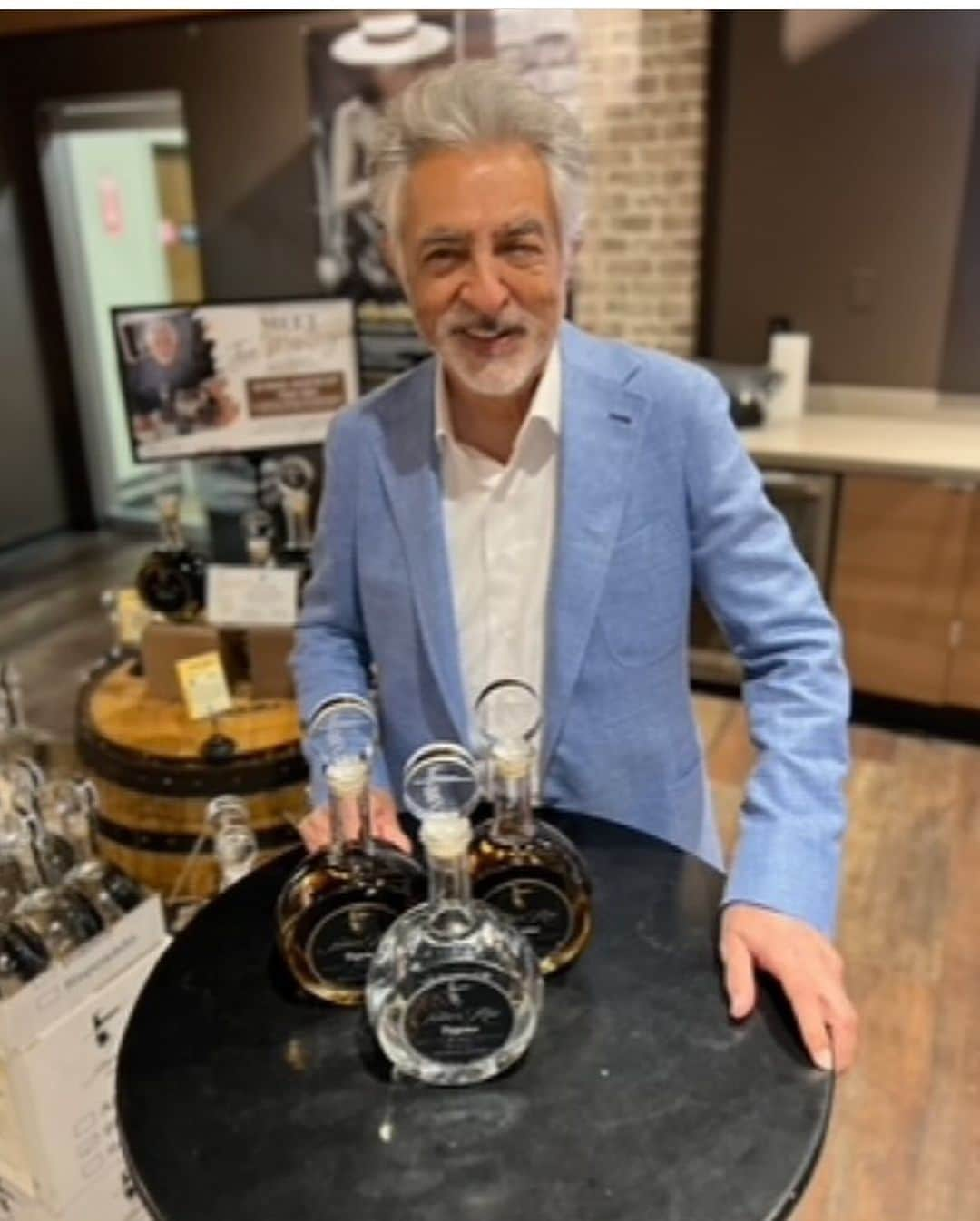 ジョー・マンテーニャのインスタグラム：「Today Saturday the 14th I’ll be @totalwine store 21001 N Tatum Blvd Phoenix, AZ, starting at noon. @senorriotequila」