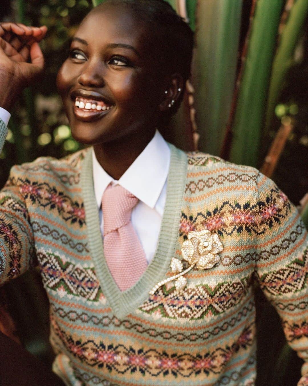 のインスタグラム：「The coziest time of year, sweater season, is upon us. Lucky for you, Vogue editors have curated a guide to the best knitwear available. At the link in our bio, you’ll discover an array of pieces that effortlessly blend comfort and elegance—from luxurious cashmere cardigans to snug woolen sweaters.   Photographed by @SeanThomas_photo, styled by @tabithasimmons, Vogue, March 2023.」