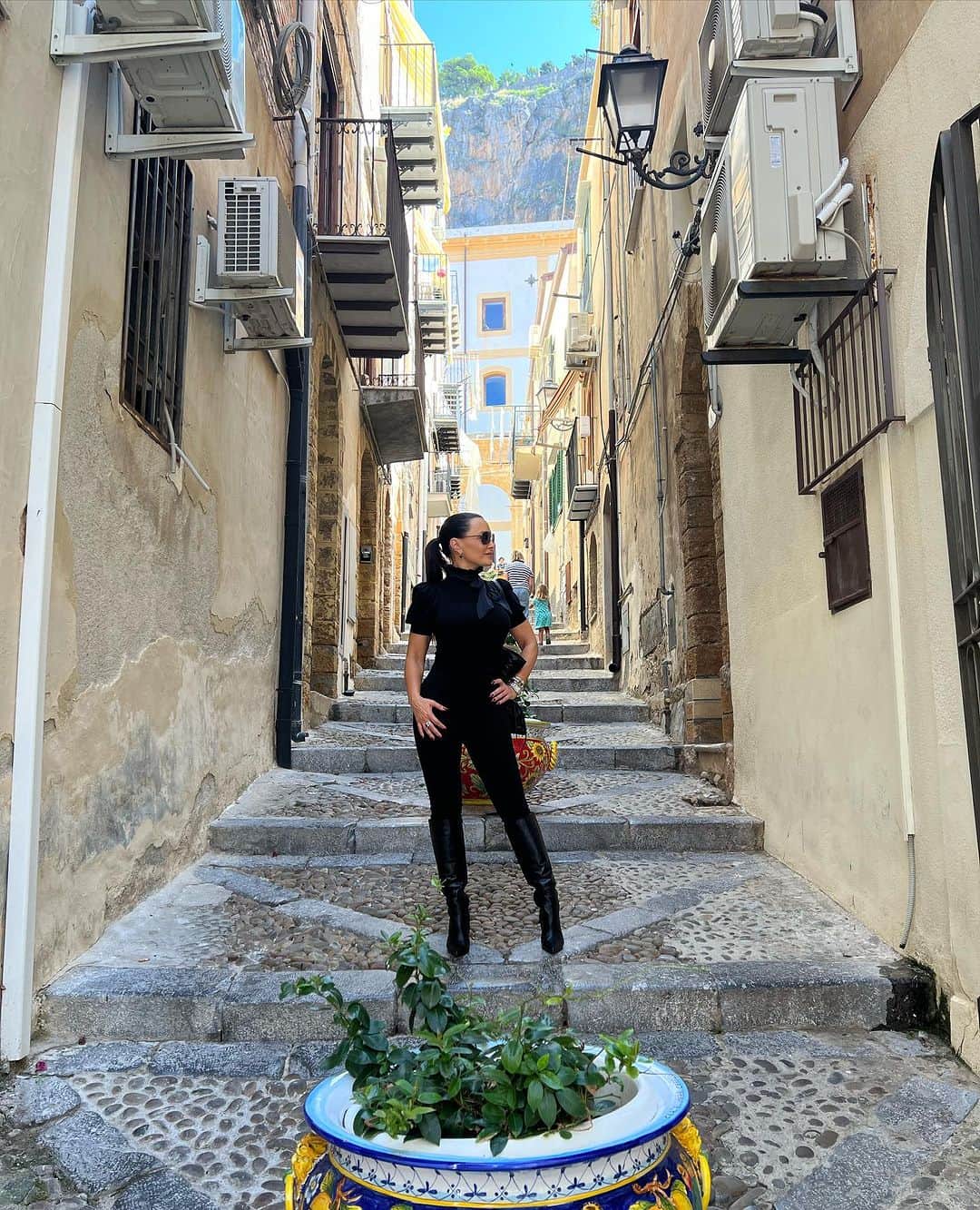 リサ・アンさんのインスタグラム写真 - (リサ・アンInstagram)「From ancient ruins to charming coastal towns, last weekends adventure in Sicily was nothing short of enchanting. Cefalu, with its picturesque streets and stunning sea views is a travel gem. 🇮🇹   #cefalusicily #italy #travel #thereallisaann   📸: @itmemadison」10月15日 1時59分 - thereallisaann