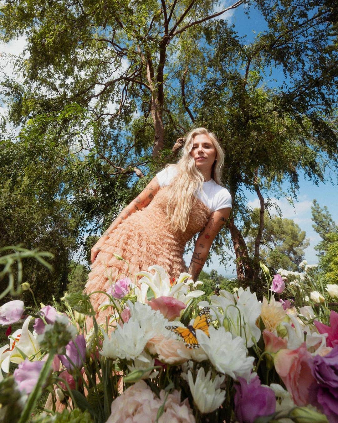 クリスティーナ・ペリーのインスタグラム：「“we've been waiting, for little sister, with roses in our garden...”  📸 @ashleyosborn」