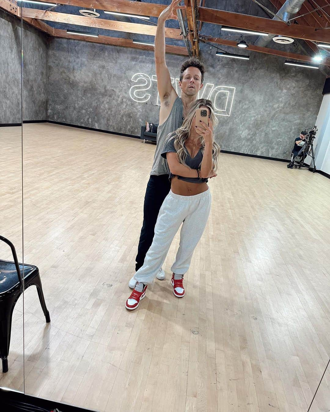 ジェイソン・ムラーズのインスタグラム：「Working super hard for @disney week 🪄 We’re hitting the dance floor with ballroom for the first time 😅✨ Which dance do you think we’re doing???」