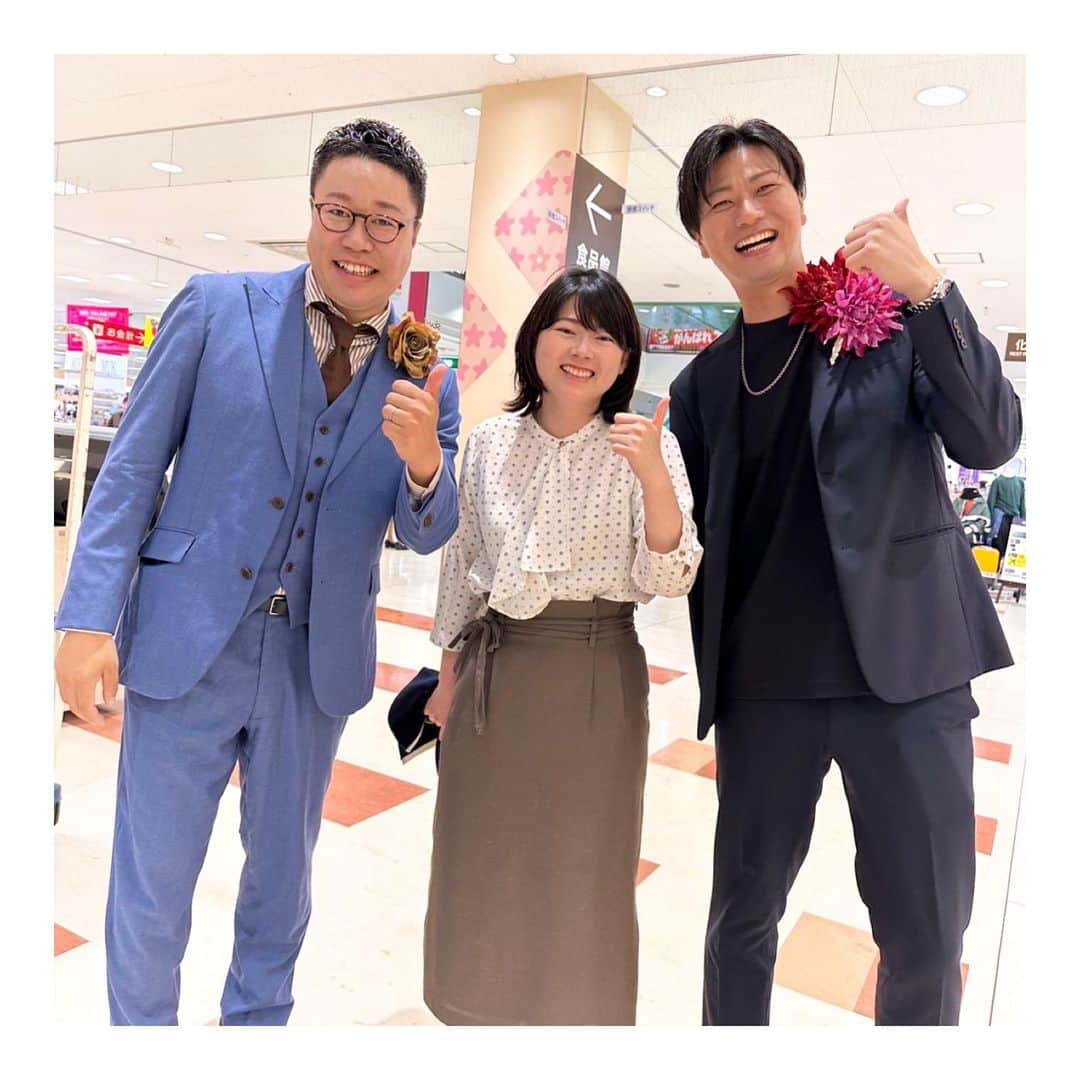 横山弘樹さんのインスタグラム写真 - (横山弘樹Instagram)「【夢コレクション 東広島 2023】  昨日はとーっても心温まる一日となりました☺️✨  今回はお母様お父様方のランウェイを歩くエスコート役として僕も出演させて頂きました！  とにかく皆様のキラキラした姿を最大限引き出せるようにできたらいいかなと思ってたけど… 思ったより人が多くてちょっと緊張しちゃったりなんかしちゃって。笑 なんなら僕の方がお母様方にエスコートしてもらってました😂笑  沢山のお友達やお客様に囲まれながら歩くランウェイはすごくアットホームな空間で、お母様方一人ひとりの想いや人生の物語を歩くお隣で聞かせてもらってがっつり感情移入させてもらいました。  直接なにかお力添えできることはなかったかもしれないけど、皆さんのとびっきりかわいい笑顔はエスコート役の特権ということで、現在僕の心の中に大切に収めさせて頂いております😝笑  『おばあちゃん幸せ者じゃね。』 『うん。ありがとうね。』  歓声の中、ランウェイを歩きながらあるご家族のおふたりの愛溢れるやりとりを聞いてしまって僕の涙腺はもう崩壊寸前でした。  こんな幸せな瞬間に巡り合えて、これだけは決してお金じゃ買えない。 ほんとに素敵な瞬間でした☺️  このイベントを主催してご縁を繋いでくれた牛尾さんや、運営してくれたスタッフの皆様、  本当にありがとうございました☺️‼︎‼︎  今月は父親の誕生日に始まり、大嫌いな戦力外通告があったり、2位確定とかCSのいきなりサヨナラ勝ちとか感情の揺さぶりがすごい野球界ではありますが…  みんなそれぞれが色んな葛藤のなかで戦ってます。  カープのみんなを信じて応援して 今日も勝ちましょう‼︎‼︎‼︎‼︎‼︎  2023年は勝って終わろう👍🏻」10月15日 12時00分 - h_y.18