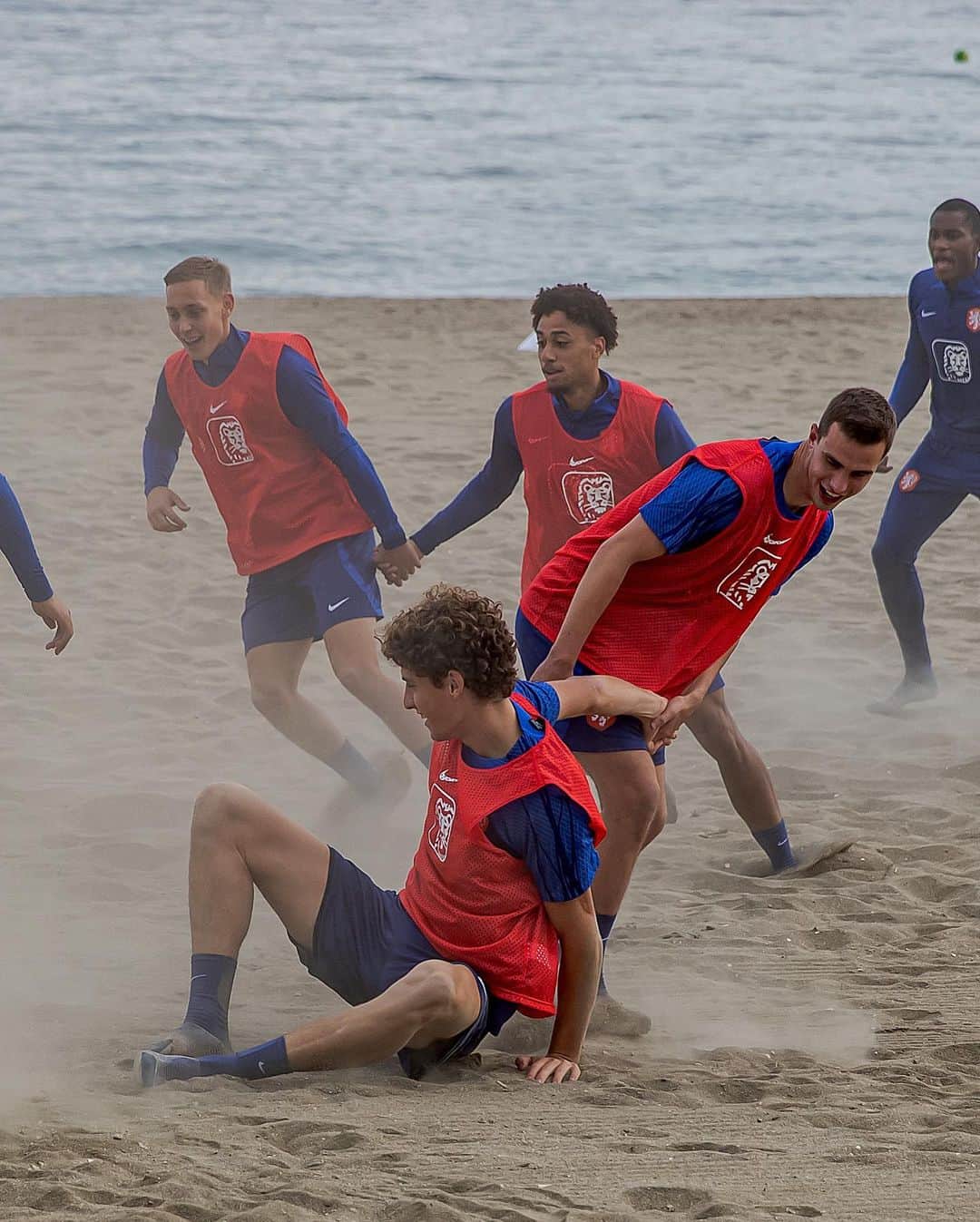 サッカー オランダ代表チームさんのインスタグラム写真 - (サッカー オランダ代表チームInstagram)「Beach training for #JongOranje in Marbella! 🏖️😎  Not sure what happened on the second slide, but we love to see it! 🤣  #TheNextUp」10月15日 2時15分 - onsoranje