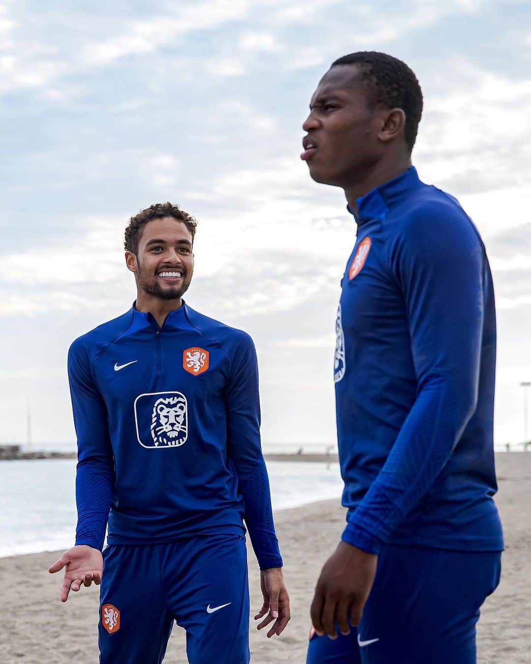 サッカー オランダ代表チームさんのインスタグラム写真 - (サッカー オランダ代表チームInstagram)「Beach training for #JongOranje in Marbella! 🏖️😎  Not sure what happened on the second slide, but we love to see it! 🤣  #TheNextUp」10月15日 2時15分 - onsoranje