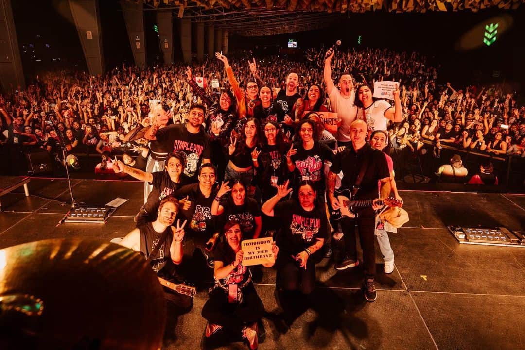 Simple Planさんのインスタグラム写真 - (Simple PlanInstagram)「Mexico City!! You’re always so amazing to us and once again, you didn’t disappoint! 🙏♥️🙏  What a show! You sang so loud we couldn’t hear ourselves play! 😳🤯😍  We love you so much and we went to say Muchas Gracias for all the love and support you have shown us since our first show here back in 2003. 🤩🤩🤩  Tonight is the last night of our Mexican tour and we’re gonna celebrate at @tecatecoordenada in Guadalajara! 🇲🇽🇲🇽🇲🇽  See you at the show! 🎉🎉🎉  📸: @annaleemedia」10月15日 2時16分 - simpleplan