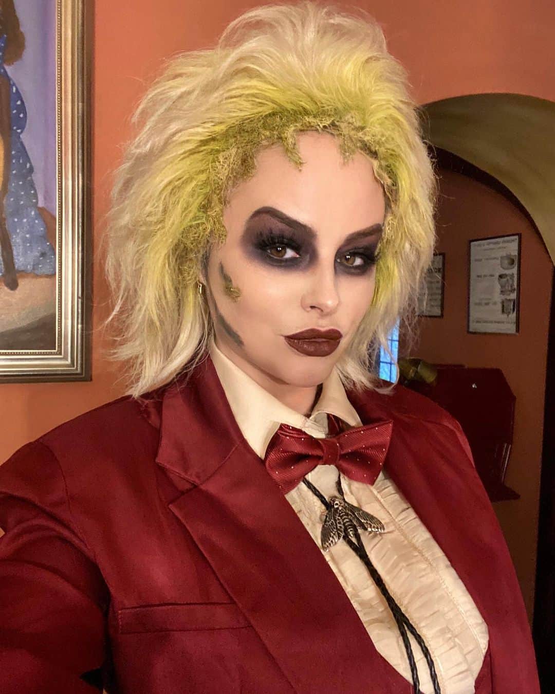 リアン・スグデンのインスタグラム：「Come mister tally man tally me banana…  Guess who?」