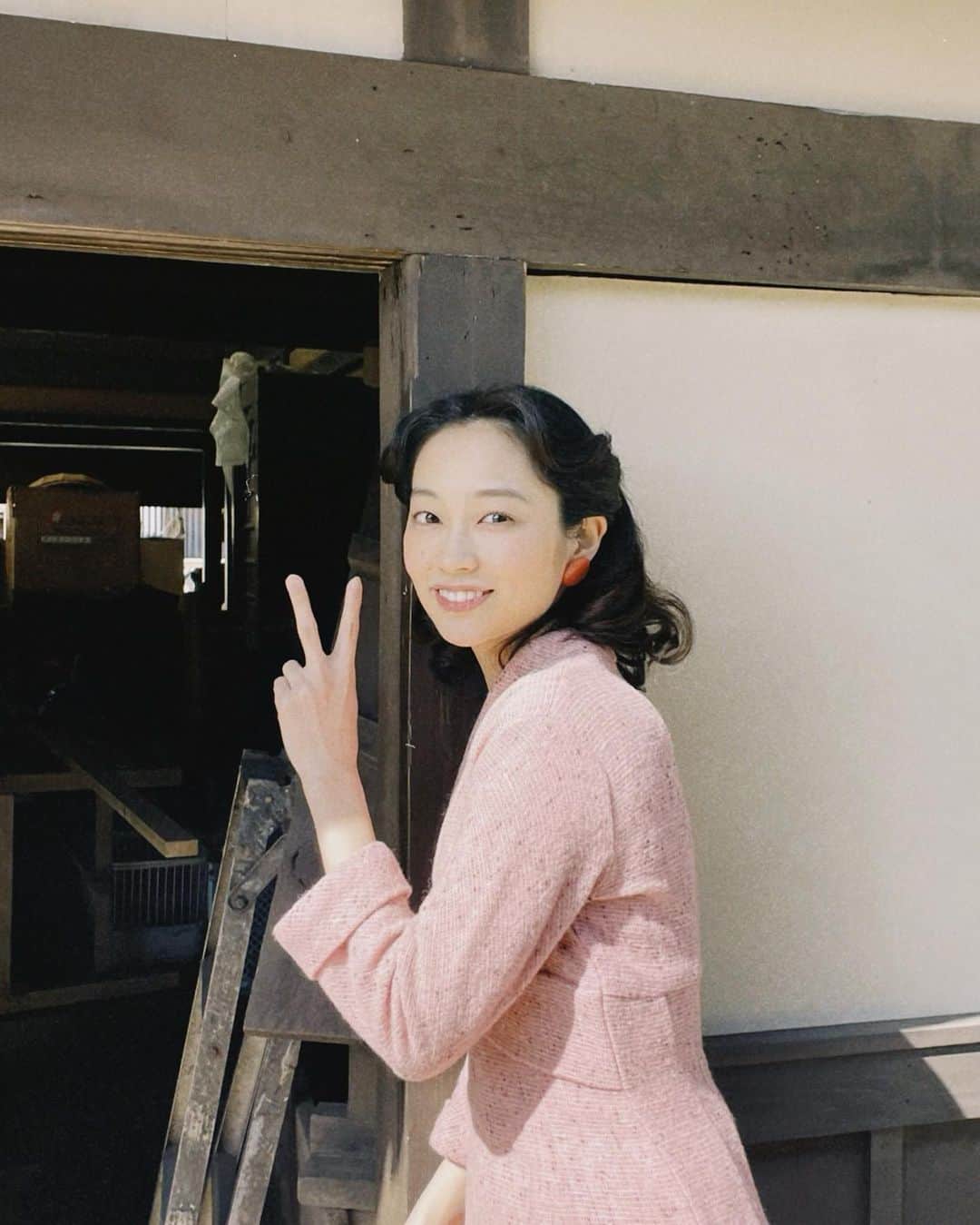 清水くるみのインスタグラム：「朝ドラ「 #ブギウギ 」 明日からいよいよ大人 #リリー 登場します！ 登場週、あっという間に終わっちゃいそうなので、みなさん見逃さないでーーー！笑  改めまして、 #リリー白川 です❣️よろしくお願いします🫶」