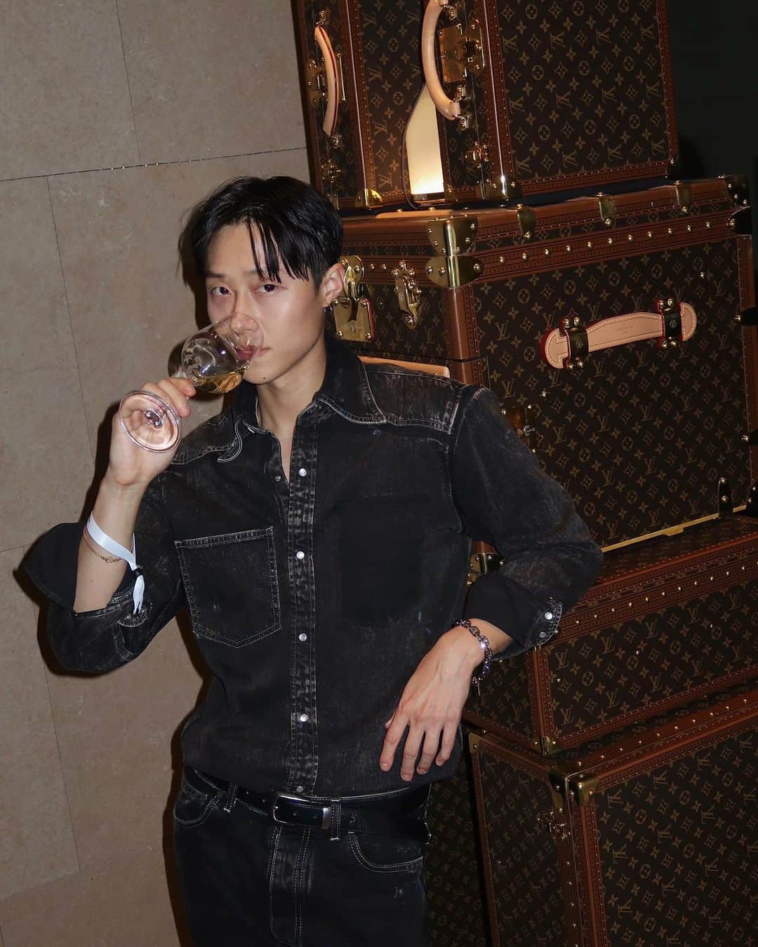 イギョムのインスタグラム：「#광고 @louisvuitton 한국 익스클루시브 캡슐 컬렉션 런칭 행사에 방문했습니다.   서울 잠수교 위 런웨이에서 보여준 루이비통의 상징들을 담은 캡슐 컬렉션과 한국을 대표하는 멋진 분들을 눈에 많이 담고 올 수 있었습니다😳🫶🏻  #LVPREFALL23 #루이비통  #루이비통캡슐컬렉션」
