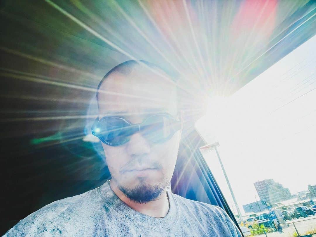 青木カズローのインスタグラム：「写真撮ろうとしたらインカメになってた時のやつ。光すごっ。」