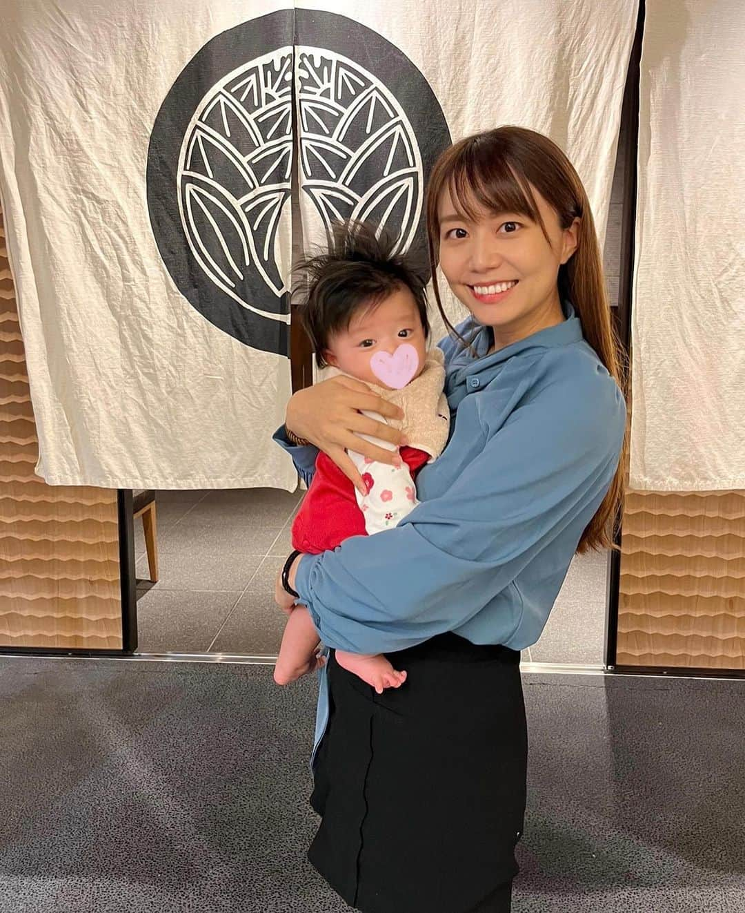 とくさきのインスタグラム：「先日お食い初めが無事に終わりました🥰👶 両親も兵庫県から来てくれて、みんなで娘っちの100日をお祝いしました❤️ . 終始凄く良い子にしてくれていて、 可愛い写真も動画もたくさん撮れて最高の1日になりました🥰 . これからも娘っちがスクスクと育ってくれますように😌🤍 #お食い初め#おめでとう」