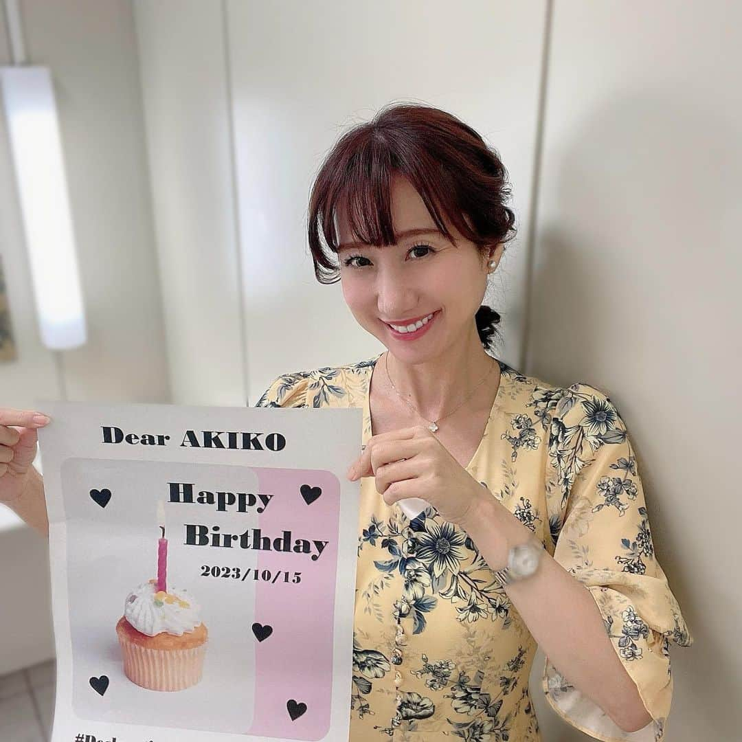 吉井明子さんのインスタグラム写真 - (吉井明子Instagram)「10月15日、誕生日を迎えました。  誕生日のスタートはラジオ『マイあさ！』の放送から。天気予報とともに新しい一年が始まりました😊  今日は冷たい雨の東京ですが…私が生まれたときは、前日の台風の嵐が去って、台風一過の秋晴れだったと母から聞いたことが、気象に興味を持った原点です。  いま、気象のお仕事をしながら、このInstagramを通じて、皆さんと一緒に（勝手にですが笑）誕生日を迎えられることを有り難く、とても嬉しく感じます。今年はなんだか一層身に染みますよー🥲 いつも本当にありがとうございます。  これからも生活に少しでも役に立つ気象情報をお届けできるよう、精進して参ります。  そして、このInstagramが引き続き、明るく楽しくリラックスを共有できる場でありますように♡  36,000ファミリーの皆さん！ これからもどうぞよろしくお願い致します♡  2023年10月15日  #誕生日 #birthday #생일　#生日 #これからもよろしくお願いします #気象予報士 #気象キャスター #weatherforecaster #기상캐스터　#氣象主播 #smile #微笑 #미소　#senyum #オフショット」10月15日 11時53分 - akiko_yoshii_sunny_rain