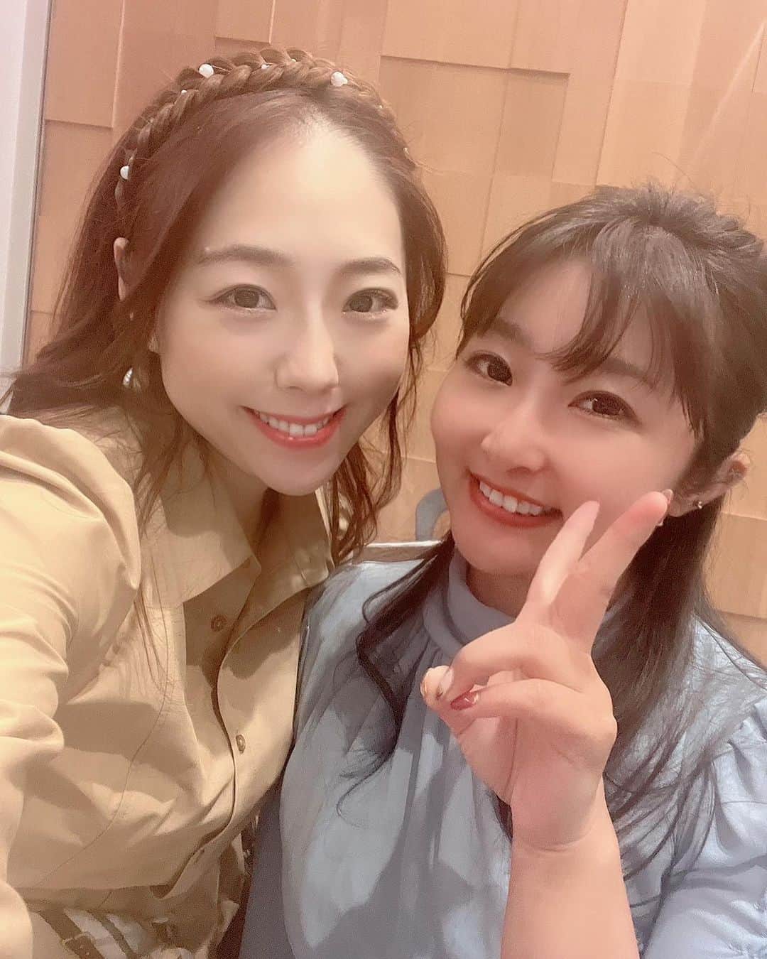金城真央のインスタグラム：「先日の東京のお仕事の帰り少しの時間だけど、白いんこちゃんとお茶☕️ いんこちゃんは同世代なのに圧倒的美しさで私の憧れ💕💕 全然時間足りなかった… でもパワー貰ったよぉ💓  最近キレイなお姉さん補給が充分に出来ているので私もそのパワーで頑張るぞ💪  今日は、東大阪市小阪のイオンタウンにてジャズライブの司会のお仕事です🙋🏻‍♀️ 入場料のないチップ制LIVEなので良ければ遊びに来てくださいね☺️  #白いんこ  #インフルエンサー #美容好きな人と繋がりたい  #大人女子 #美容女子  #アラフォー女子  #アンチエイジング #美しくなりたい #目指せマイナス10歳肌」