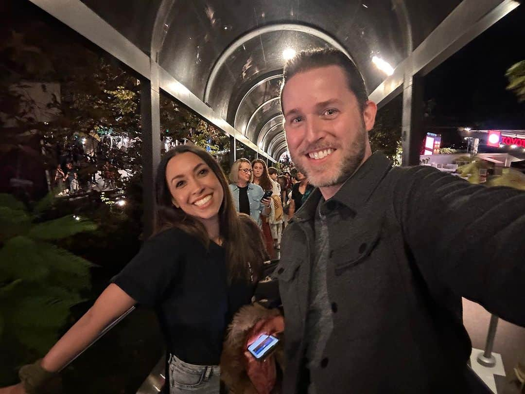 ジョシュア・デイビット・エバンスさんのインスタグラム写真 - (ジョシュア・デイビット・エバンスInstagram)「Night out with @pamelaroserodriguez and friends to see @brandicarlile at the Hollywood Bowl!!!   16,000 people with the best vibes evarrrr. So much kindness here!!!   #brandicarlile #hollywoodbowl #loveislove」10月15日 11時56分 - joshuadtown