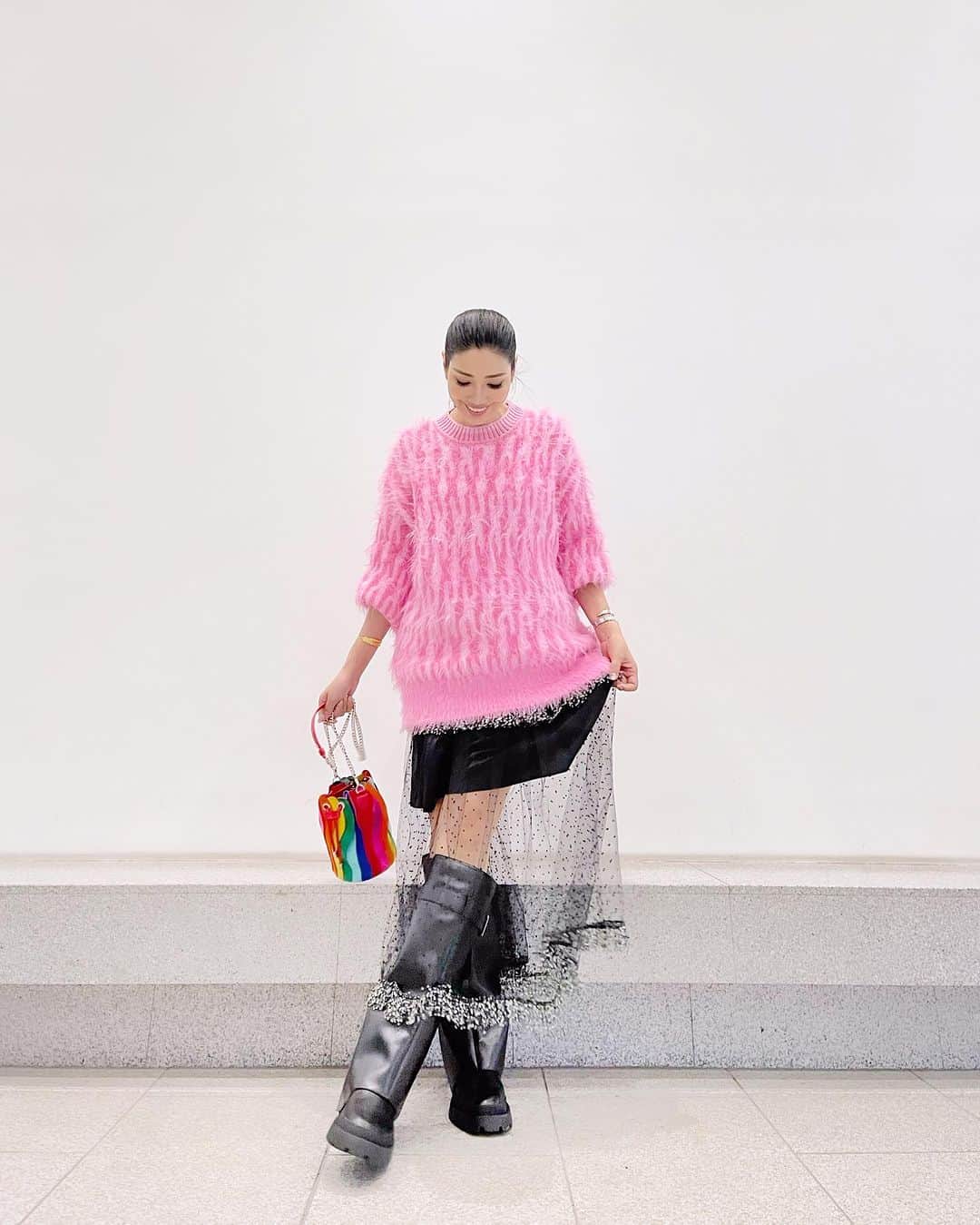 アンミカさんのインスタグラム写真 - (アンミカInstagram)「最近、ピンク多めな私服や衣装たち🩷  今日の私服。ZARAのセーターは暖かくて、毛足が長いのにふわふわ毛糸が飛ばないから助かる😊  大人の可愛らしさが高級素材で表現されるクラス感の　@manielle_official のレーススカートに、 @zaraの最新ブーツを合わせて👢  大きなセーターと、あえてごつめのブーツだから、抜け感は欲しい✨から、このスカートも一年館大活躍！  おきにの　@louboutinworld のレインボーバッグ🌈は、形違いで二つ購入したもの🌈  今日は本のお渡し会in大阪📘楽しみです❕  そして夜はいよいよ、三角同棲に入った  ・22:00〜 配信 ABEMA 【GIRL or LADY〜私が最強〜】 #7の配信日です！  新しい形の婚活番組、まだ見ていない方は、一気に7話まで、是非ご覧くださいませ！」10月15日 11時57分 - ahnmikaofficial