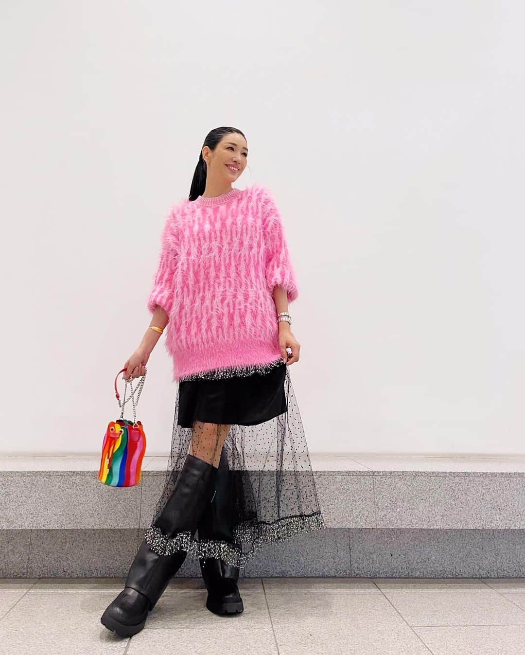 アンミカさんのインスタグラム写真 - (アンミカInstagram)「最近、ピンク多めな私服や衣装たち🩷  今日の私服。ZARAのセーターは暖かくて、毛足が長いのにふわふわ毛糸が飛ばないから助かる😊  大人の可愛らしさが高級素材で表現されるクラス感の　@manielle_official のレーススカートに、 @zaraの最新ブーツを合わせて👢  大きなセーターと、あえてごつめのブーツだから、抜け感は欲しい✨から、このスカートも一年館大活躍！  おきにの　@louboutinworld のレインボーバッグ🌈は、形違いで二つ購入したもの🌈  今日は本のお渡し会in大阪📘楽しみです❕  そして夜はいよいよ、三角同棲に入った  ・22:00〜 配信 ABEMA 【GIRL or LADY〜私が最強〜】 #7の配信日です！  新しい形の婚活番組、まだ見ていない方は、一気に7話まで、是非ご覧くださいませ！」10月15日 11時57分 - ahnmikaofficial