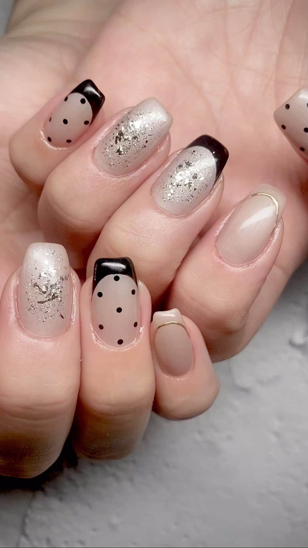 Mihoのインスタグラム：「.  .  #秋ネイル #黒フレンチ #ドットネイル #上品ネイル  @la.source_nail  .  ◆住所 〒650-0011 兵庫県神戸市中央区下山手通2丁目12-7 ダイキホームビル2階　203 ◆電話番号 078-600-2382  https://nailbook.jp/salon/20720   .  #三宮フィルイン  #フィルイン #神戸#美甲#美甲設計  #ニュアンスネイル #神戸ネイル #神戸ネイルサロン #三宮ネイルサロン #元町ネイルサロン #トアロード　#三宮　#nail #nailart」