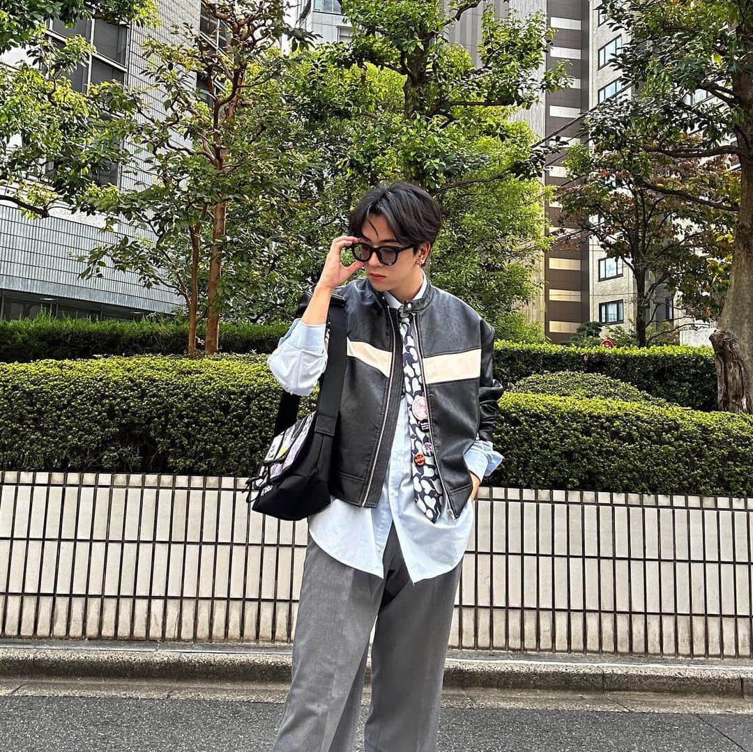 大澤駿弥（SHUNYA）さんのインスタグラム写真 - (大澤駿弥（SHUNYA）Instagram)「最近肌寒くて薄いアウターぐらい羽織れるようになったから本当に楽しい😋  最近気分のレザージャケットに  @mp_japan × @petersutherland のコラボバッグ🧳  #ManhattanPortage #マンハッタンポーテージ #PR」10月15日 12時06分 - shunaaa_y2