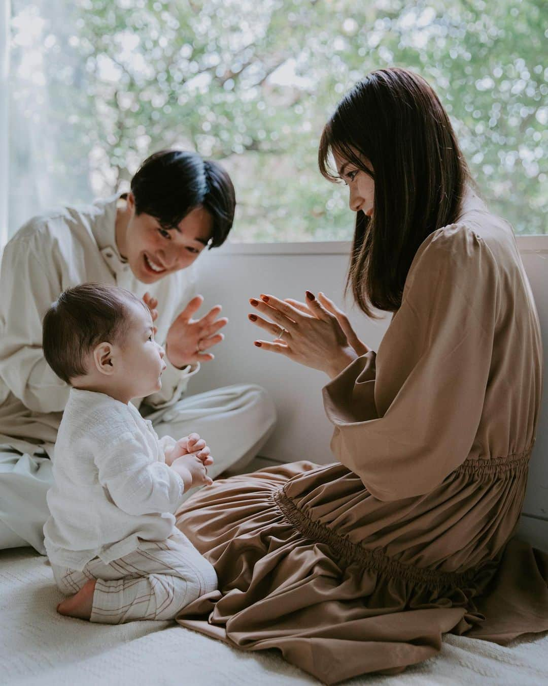 神田希未菜さんのインスタグラム写真 - (神田希未菜Instagram)「. この間であっという間に10ヶ月👶🏻🩵 検診にも行って久しぶりに測定したけど 身長73.5cm  体重 9.7kgに👏🏻✨  9ヶ月の記録🍼 ・昼間はミルクなし、夜中に100ml〜150ml ・夜泣き1〜3時間おき ・寝かしつけはスムーズになって隣に居たら勝手に寝てくれることも増える(パパママの方が先に寝落ちしてる時もあるw) ・たまごボーロ大好物 ・とにかく何でも自分で手掴みして食べたい ・洋食より和食派 ・伝い歩き取得 ・はらぺこカマキリ歌うと大喜び ・あんなに好きだった高い高いは怖くなる  #男の子ママ #成長記録」10月15日 12時06分 - ___kimi3___