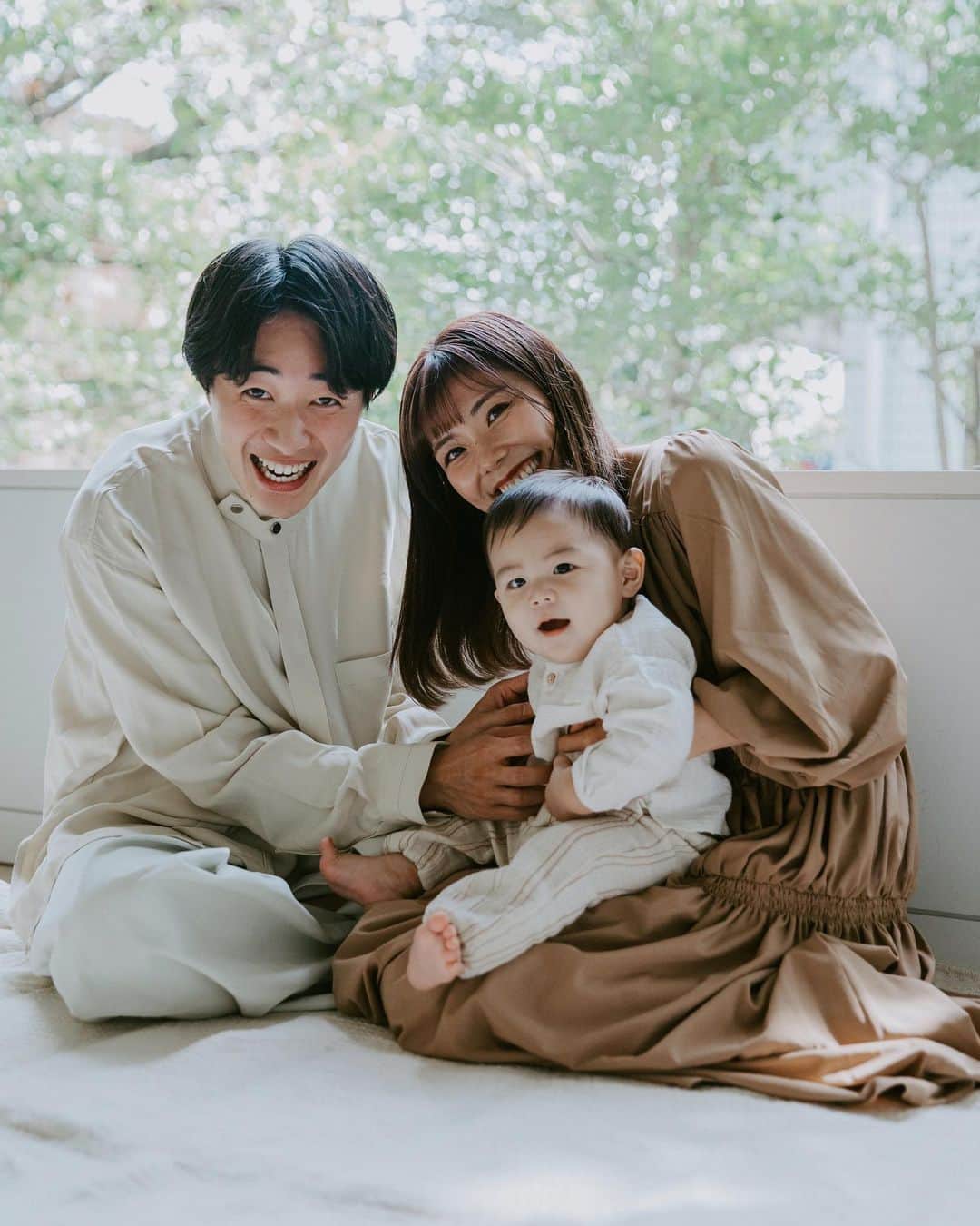 神田希未菜のインスタグラム：「. この間であっという間に10ヶ月👶🏻🩵 検診にも行って久しぶりに測定したけど 身長73.5cm  体重 9.7kgに👏🏻✨  9ヶ月の記録🍼 ・昼間はミルクなし、夜中に100ml〜150ml ・夜泣き1〜3時間おき ・寝かしつけはスムーズになって隣に居たら勝手に寝てくれることも増える(パパママの方が先に寝落ちしてる時もあるw) ・たまごボーロ大好物 ・とにかく何でも自分で手掴みして食べたい ・洋食より和食派 ・伝い歩き取得 ・はらぺこカマキリ歌うと大喜び ・あんなに好きだった高い高いは怖くなる  #男の子ママ #成長記録」