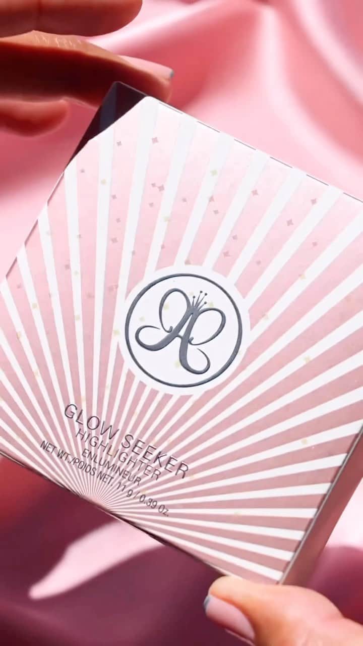 Anastasia Beverly Hillsのインスタグラム：「WE DID THAT 🥵🔥 Grab NEW Glow Seeker Highlighter NOW @sephora!!   📸: @maquillageitup (she/her)  #AnastasiaBeverlyHills」