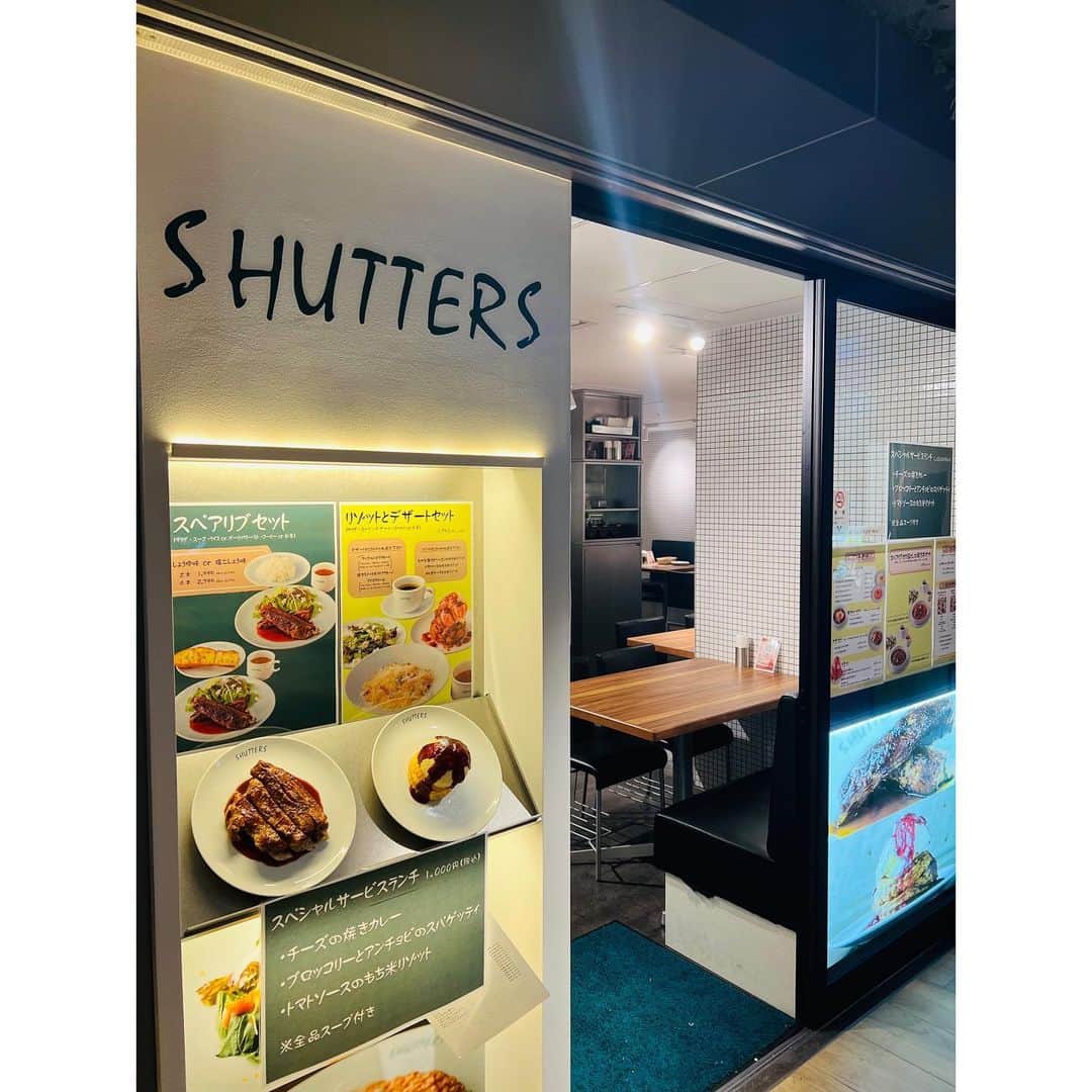 有明ゆなさんのインスタグラム写真 - (有明ゆなInstagram)「東京駅の改札外にある 「八重北食堂」エリアにある イタリアンのお店 @shutters.ys さん🍝 . ランチに 《スタンダードコース》 食べに行ってきた😋🍴 . ここのスペアリブが めっちゃ美味しそうで ご飯🍚なん杯いける？！ レベルだったの🤤 しかも スペアリブって 硬いイメージだったけど ここのスペアリブは ビビるぐらい柔らかい‼️ かぶりついたら 全部綺麗にとれる🤣🤣 . 白いご飯いきたかったけど スタンダードコースは リゾットorパスタ だったので めずらしかった高菜リゾット🤞 . デザートは インスタ映え間違えない アップルパイ🍎 甘すぎなくていい感じ🍴 . 東京駅って お店いっぱいだから 迷っちゃうけど 東京駅めぐり 絶対に楽しい🐥 . このスペアリブは お母さん大好きそうだから 今度一緒にいこう😋✌️ . . . . PR @shutters.ys #シャッターズ #アップルパイアラモード #カジュアルイタリアン #丸の内グルメ #丸の内ランチ #丸の内カフェ #丸の内イタリアン #shutters」10月15日 12時07分 - ariake_yuna