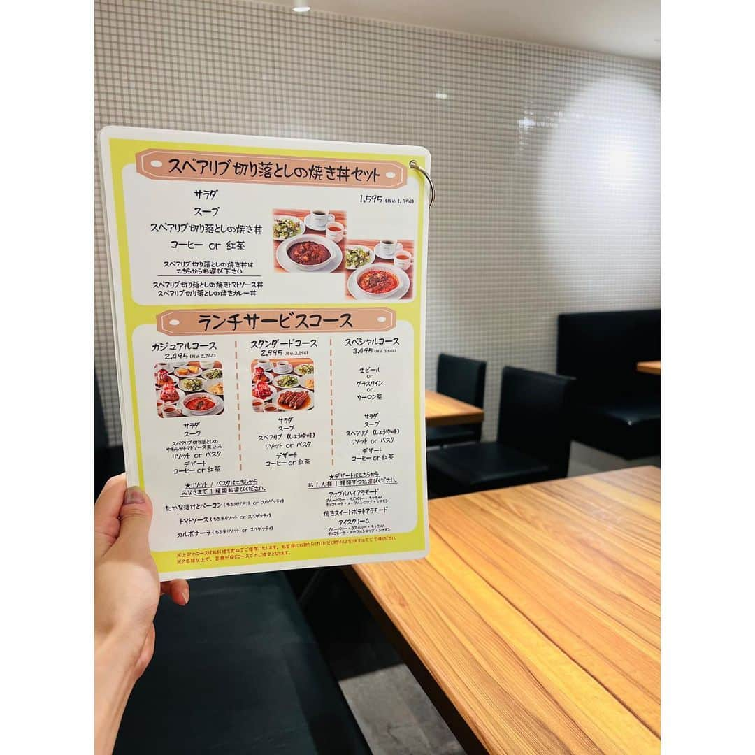 有明ゆなさんのインスタグラム写真 - (有明ゆなInstagram)「東京駅の改札外にある 「八重北食堂」エリアにある イタリアンのお店 @shutters.ys さん🍝 . ランチに 《スタンダードコース》 食べに行ってきた😋🍴 . ここのスペアリブが めっちゃ美味しそうで ご飯🍚なん杯いける？！ レベルだったの🤤 しかも スペアリブって 硬いイメージだったけど ここのスペアリブは ビビるぐらい柔らかい‼️ かぶりついたら 全部綺麗にとれる🤣🤣 . 白いご飯いきたかったけど スタンダードコースは リゾットorパスタ だったので めずらしかった高菜リゾット🤞 . デザートは インスタ映え間違えない アップルパイ🍎 甘すぎなくていい感じ🍴 . 東京駅って お店いっぱいだから 迷っちゃうけど 東京駅めぐり 絶対に楽しい🐥 . このスペアリブは お母さん大好きそうだから 今度一緒にいこう😋✌️ . . . . PR @shutters.ys #シャッターズ #アップルパイアラモード #カジュアルイタリアン #丸の内グルメ #丸の内ランチ #丸の内カフェ #丸の内イタリアン #shutters」10月15日 12時07分 - ariake_yuna