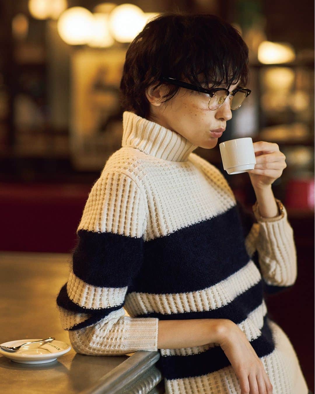 FUDGEのインスタグラム：「‣ ‣ ‣パリジャンになりたい!   フレンチセーターとエスプレッソ パリのカフェメニューで大抵一番上にある「café」を注文すると、当然のように出てくるのがエスプレッソ。ここに砂糖をたっぷり溶かしていただくのが、パリジャン流のコーヒーの嗜み方。ちなみに、本場のカフェではカウンターだと値段が安いのも覚えておこう。そんなクラシックなカフェには、どこか懐かしさの漂う《ルトロワ》のセーターがよく似合う。上質な1枚に身を包んで、常連客のようにカウンターで「café」を味わいたい。  ✔︎ #セーター 〰︎ Letroyes  ✔︎ #メガネ 〰︎ EYEVAN @eyevan_official  ✔︎ #時計 〰︎ PAUL & JOE @paulandjoeparis  - - - - - - - - - - - - - - - 全国の書店、コンビニ、webで人気販売中です！◎ ぜひ最新号をゲットして @fudge_magazine をタグ付けしてくださいね！  《FUDGEの他のアカウントも更新中》 ⌎men'sFUDGE @mensfudge ⌎snap @fudge_snap ⌎online store @fudge_online_store ⌎friend @fudge_friend ⌎coffee @fudge_coffee  #fudge #ファッジ #fudge_magazine #洋服好きな人と繋がりたい #服好き #おしゃれ女子 #おしゃれ好き #お洒落好き #お洒落女子 #ニットコーデ #セーター #ジーンズ #デニムコーデ #靴 #トップス #コーディネート #カジュアルコーデ #秋コーデ #秋冬コーデ #冬コーデ」