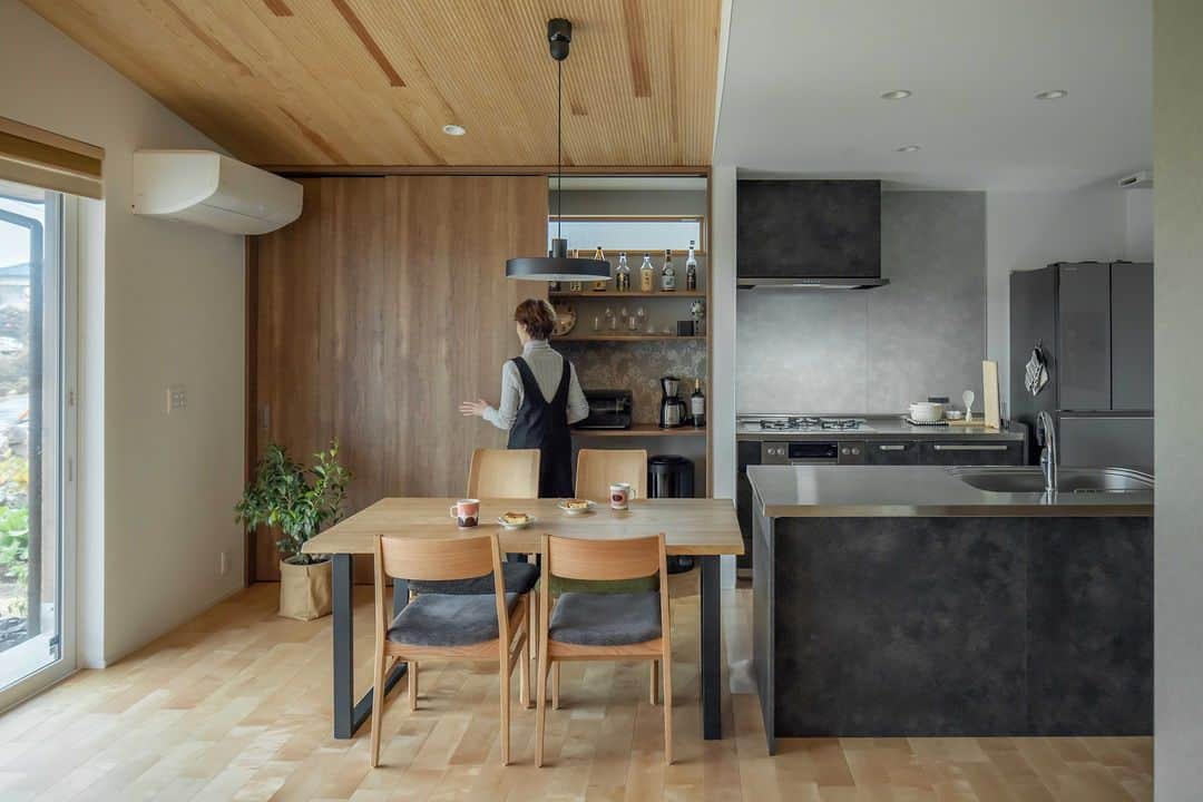 ルポハウス一級建築士事務所さんのインスタグラム写真 - (ルポハウス一級建築士事務所Instagram)「・ ・ ・ 《キッチン特集》 ・ ・ 毎日使うキッチンは使いやすくはもちろん、オシャレで気分よく料理ができる、お気に入りの空間にしたいですよね。 ・ ルポハウスのキッチンを集めました。 どんなキッチンがいいのか想像してみてください。 ・ ・ ・ 𓐌𓐌𓐌𓐌𓐌𓐌𓐌𓐌𓐌𓐌𓐌𓐌𓐌𓐌𓐌𓐌𓐌𓐌  ルポハウスの施工事例はこちらまで☞ @reposhouse  𓐌𓐌𓐌𓐌𓐌𓐌𓐌𓐌𓐌𓐌𓐌𓐌𓐌𓐌𓐌𓐌𓐌𓐌 #ルポハウス は#ちょっとかっこいい家 を"友人のために" という思いでつくっています。 一生に一度の#マイホーム。 「あなたにしかできない」×「ルポハウスだからできる」で、 私たちだけの#家づくり を思いっきり楽しんでみませんか？！ ・ ・ ・ #住宅 #注文住宅 #新築一戸建て #デザイナーズ住宅  #一級建築士事務所 #設計事務所 #滋賀県の設計事務所 #キッチン #キッチン特集 #キッチンインテリア」10月15日 12時00分 - reposhouse