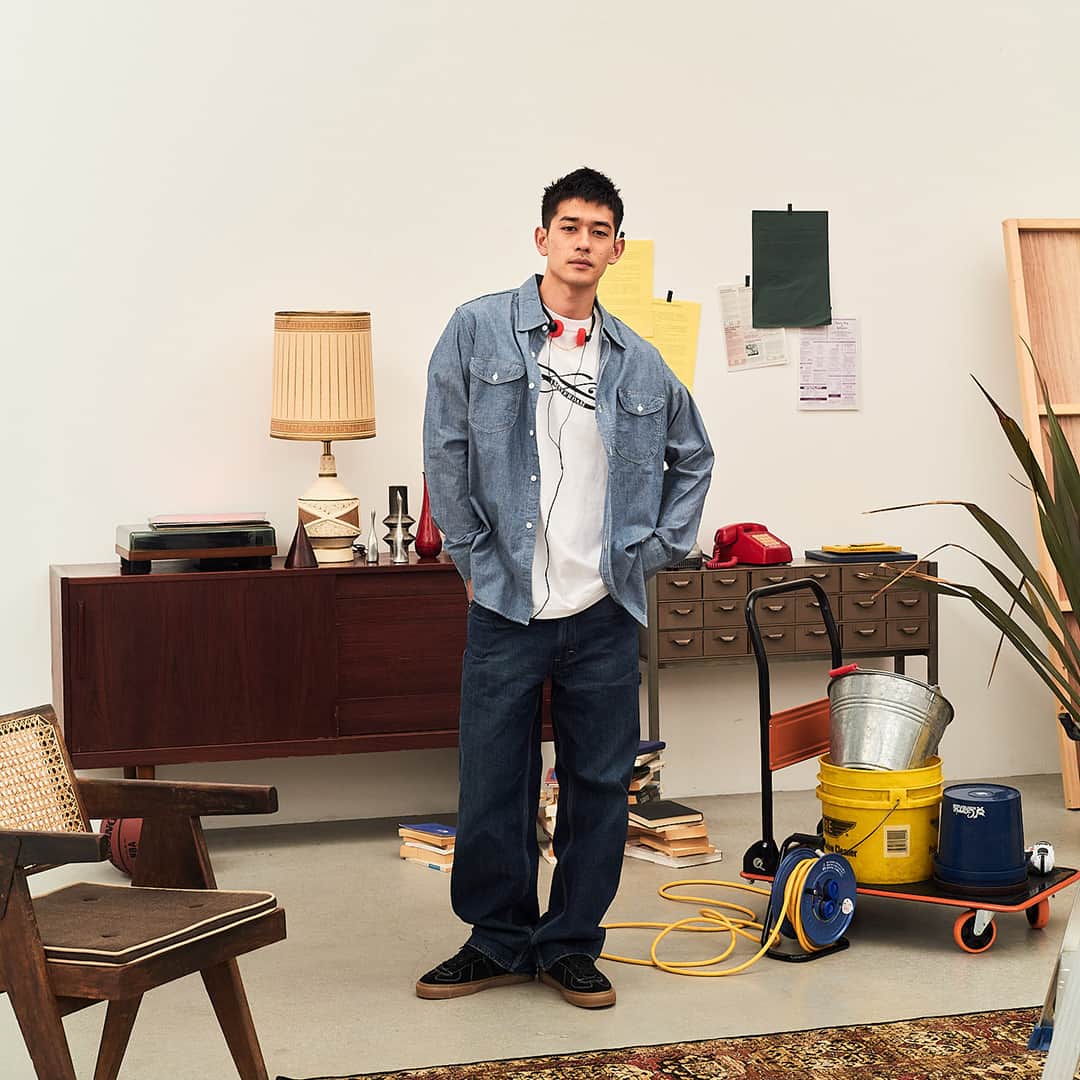 リーのインスタグラム：「Lee DUNGAREES . ・PAINTER PANTS 太めのシルエットに、補強のスレーキを配した大容量のバックポケット、使い勝手の良いハンマーループやスケールポケット等を装備する。 その造形はLeeならではの機能性に溢れ、ペインターパンツとしての理想を具体化した傑作。  #lee #leedugarees #leejapan #leeoveralls #locojacket #painterpants #unionalls #リー #リージャパン #リーダンガリーズ」