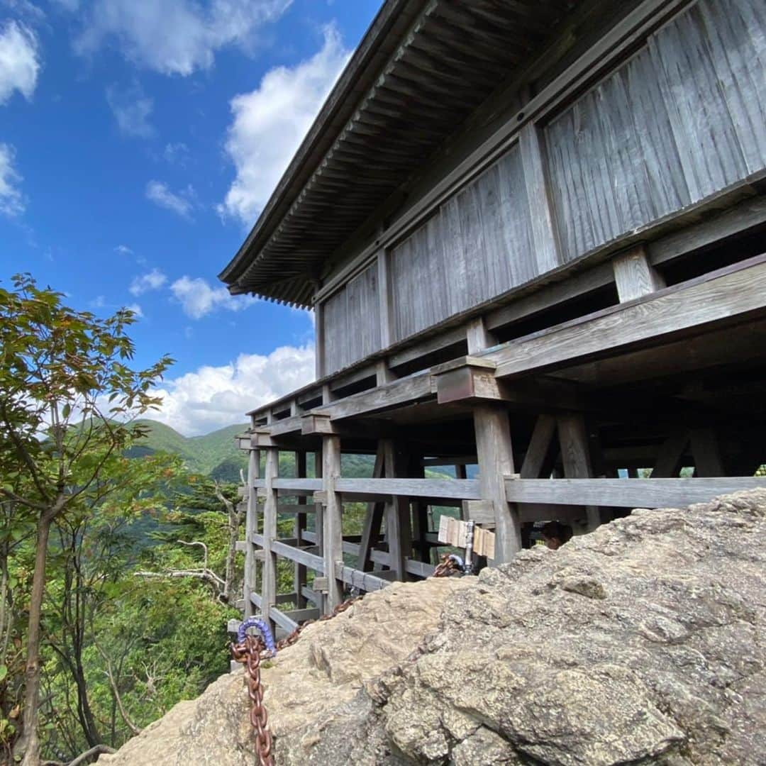 ボートレース宮島のインスタグラム：「. 鳥取めぐり part.3 『⛰️三徳山三佛寺⛰️』 . 鳥取県東伯郡三朝町にある山「三徳山」 倉吉と鳥取の間くらいに位置している山です⛰️ . 断崖絶壁に建てられた「投入堂（なげいれどう）」 もともとは修行の場だったそうで、「日本一危険な国宝」とも言われているだけのことはあり、道のりはかなり険しいです🧗 . でも登った先には絶景が広がっています⛰️ 岩窟の中に建てられた観音堂も神秘的です✨ . 平安後期に造られたものらしいのですが、どのように建てられたかは一切が謎らしいです🧐 神秘的で大迫力！山登りがお好きな方にはおすすめです🤗 . 〔注〕時々滑落事故があるほど険しい道のりです。 入山の際には服装や靴をチェックされ、許可が下りないと入山できません。 行かれる際をお気をつけください。 . . #ボートレース宮島 #パルボート宮島  #ボートレース #boatrace  #モンタ #ボートレースな日々  #三徳山 #鳥取 #三佛寺 #投入堂  #中国地方 #登山 #山登り #広島観光  #hiroshima」