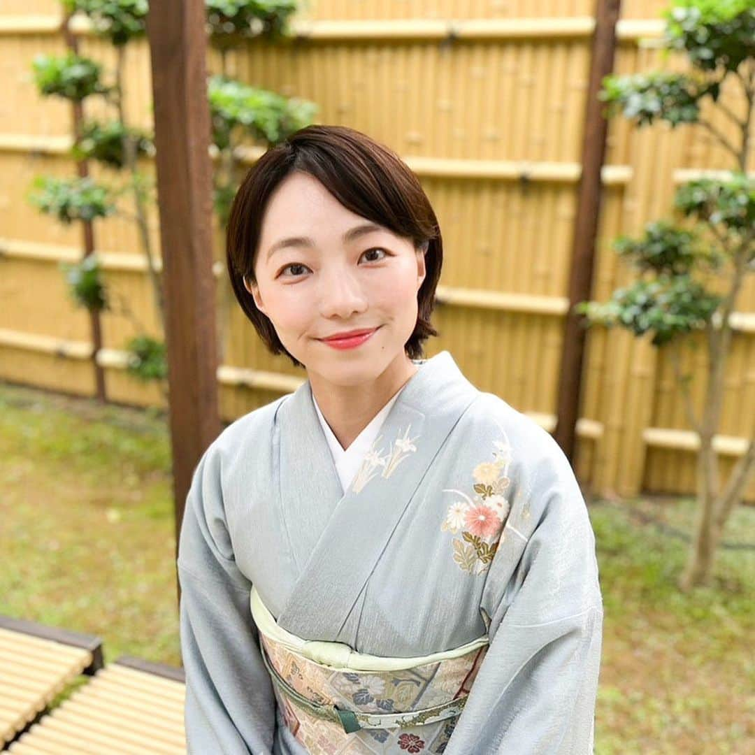 雨宮萌果のインスタグラム：「🪷🪷🪷  お見合い写真でも 旅館の女将でもありません。  ウワサの不動産ロケです。  外観が旅館風 庭付き賃貸物件。  和な空間が素敵でした。  4枚目の  女将とその息子の 束の間のまかない時間  がお気に入り🍵  #ウワサのお客さま #ないけんぼーいず」