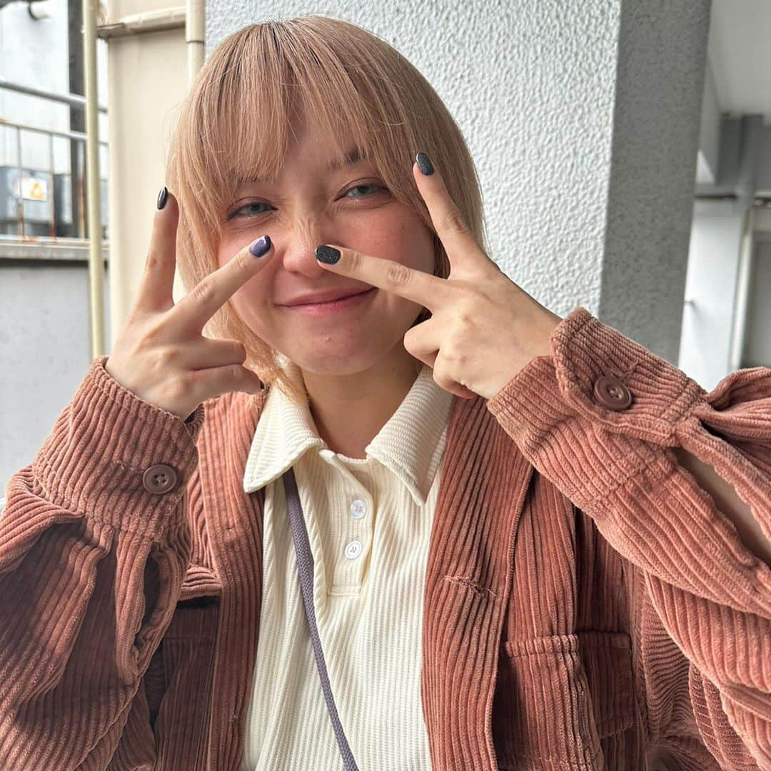 大塚りりあさんのインスタグラム写真 - (大塚りりあInstagram)「1年半ぶりの @acco_nails さん！！！！！  今回はサカモトデイズより 推しの大佛と神々廻を描いて頂きました🎨  ハロウィン近いということでしれっとジャックも居るよ🎃  痛ネイルやっぱ楽しいわ!!!!!  #ネイル #パラジェル #パラジェルネイル  #痛ネイル #推しネイル #サカモトデイズ #大佛 #神々廻」10月15日 12時01分 - riria_ohtsuka