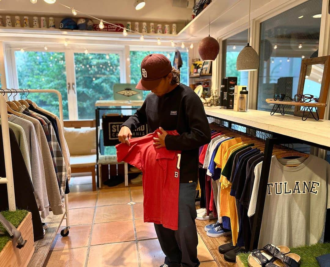 のインスタグラム：「今日のseiya.  だいぶ寒くなってきましたね。 今日はTech Warm Long Sleeve Tの出番です。  @standardcalifornia_os  @standardcalifornia_movie   #standardcalifornia #スタンダードカリフォルニア #tshirt #longsleevetshirt #ロンt #cap #キャップ #baseballcap  #internationalshipping #overseashipping #worldshopping #worldshoppingjp  #todaysstaffofstandardcalifornia」