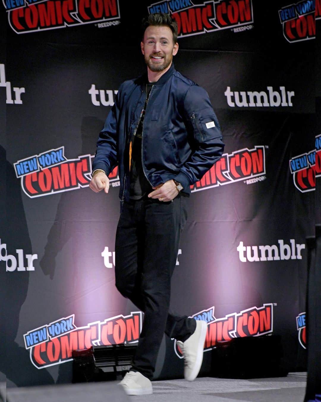 Just Jaredさんのインスタグラム写真 - (Just JaredInstagram)「Chris Evans was seen wearing his wedding ring in public for the first time while participating in a panel during New York Comic Con 2023. We've got more pics of him and details about his hopes to star in a Broadway project over at JustJared.com! #ChrisEvans Photos: Getty」10月15日 12時03分 - justjared