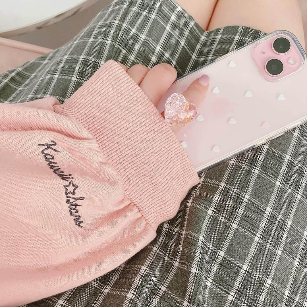 伊藤芽衣さんのインスタグラム写真 - (伊藤芽衣Instagram)「念願の… iPhone15の ピンク🩷にしました！ ⁡ iPhoneケースは ラフォーレ4Fにある Ciaraさんで @ciara_laforet  お迎えしました♡ ⁡ iPhone かわいくなって お気に入り♡ ⁡ #iPhoneケース #スマホケース #ピンクが好き」10月15日 12時04分 - itoumei