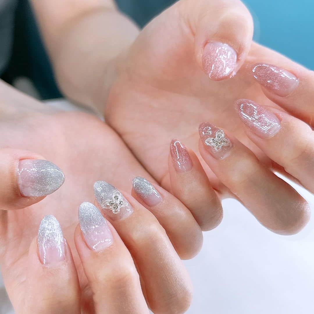 岡田ゆり子のインスタグラム：「🦋🦋🦋  ワンホンネイルってやつが してみたかったんだけど… マグネットネイルむずかしい😕😕😕  もっとちゅるちゅるになるように 練習しますっ  ネイルしながらまったり観られる おすすめの映画とかアニメあったら教えてほしい💗  #nail #newnail #マグネットネイル  #マグネットジェル  #セルフネイル #セルフジェルネイル  #ワンホンネイル #グラデーションネイル」