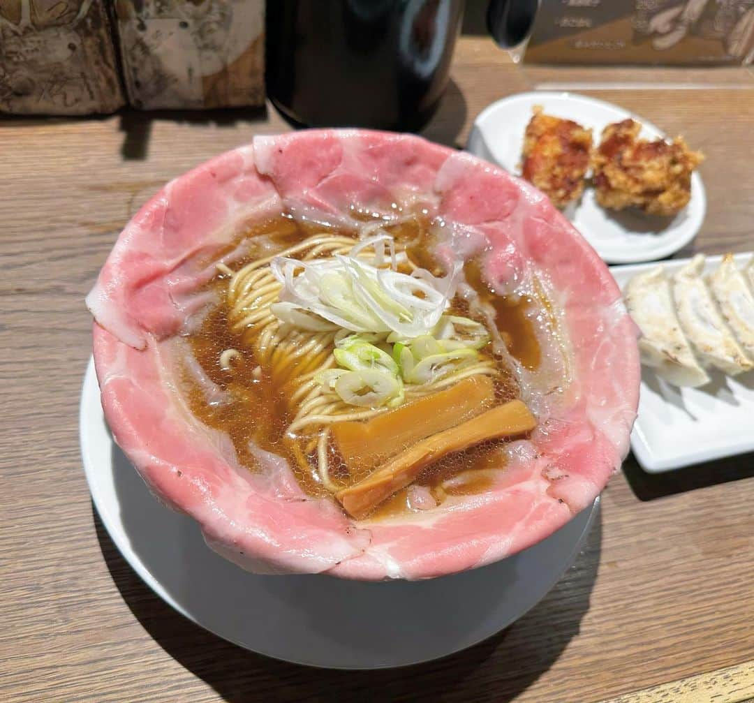 福本愛菜のインスタグラム：「いつも行列のラーメン大戦争🍜  見た目のインパクトがとにかくすごいっ！！！  甘めの醤油スープであとから追ってくるコクがうまうま🤤レアなチャーシューをサッとスープにくぐらせて食べるのが美味しすぎた🤭🩷 麺はストレートでモチっとだけじゃない独特な食感でした🫶🏽  からあげと餃子も美味しかった〜😋✨  あ、しっかり替え玉もしましたよ🤫笑  #大阪 #梅田 #ラーメン #ラーメン大戦争 #ラーメン部 #ラーメン好きな人と繋がりたい #ラーメン大好き #🍜」