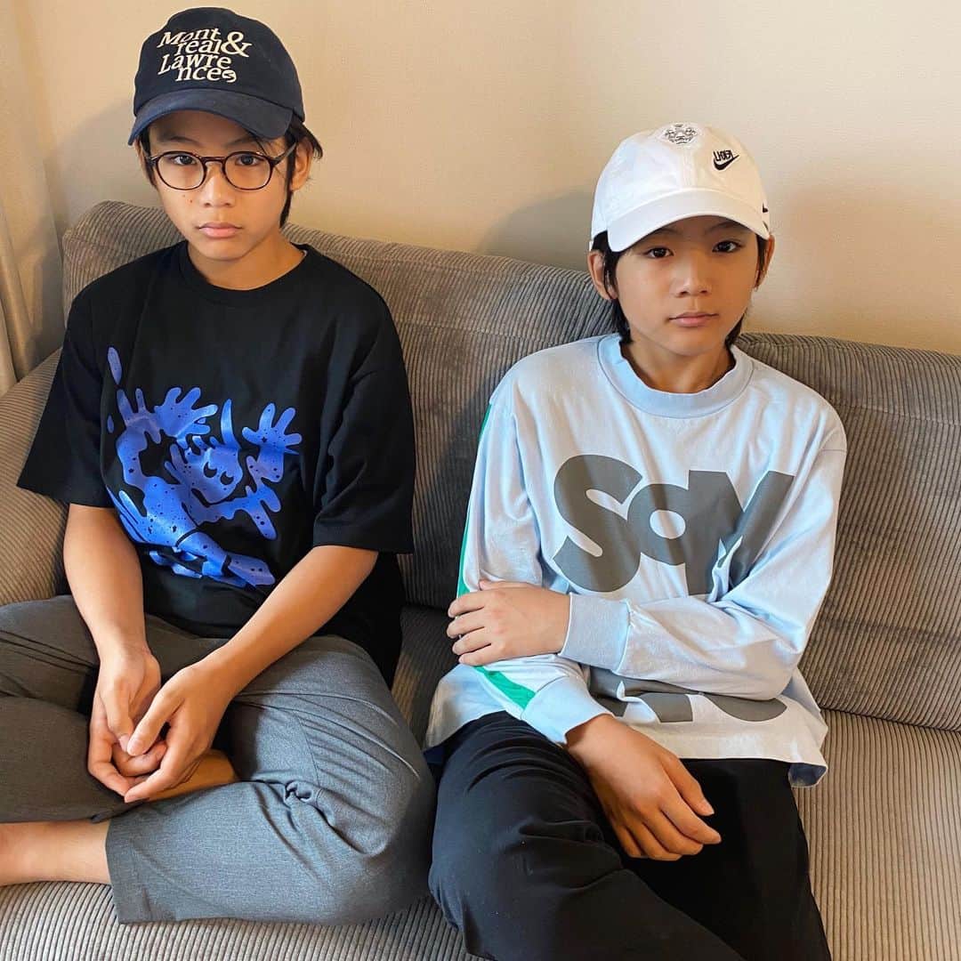 ayakoのインスタグラム：「♡ 休みの日は起こさなければ 一生寝てる しかし今日は防災訓練の爆音警報で起こされた☺️  1人は明後日でテスト終了 もう1人は明後日からテストスタート。  テスト終わるの嬉しいなぁ ばっか言ってる  それ勉強してる人が言うやつね  って言うと笑ってる！ うん。全然面白くないのよ☺️  そんな日曜日の天気の悪い昼下がり  Tシャツめちゃくちゃ可愛い @me.to_tokyo  長袖の横のラインかわいい 着心地良いって気に入ってた🙆 白キャップは韓国🇰🇷NIKEで カスタムしたキャップだよ！ もう1人は変なカスタムしてたからね…うん、分かる。被りたくないよね  #WEAREARTISTS #METOTOKYO #METO #メト #pr #中学生男子#中学1年生  #双子」