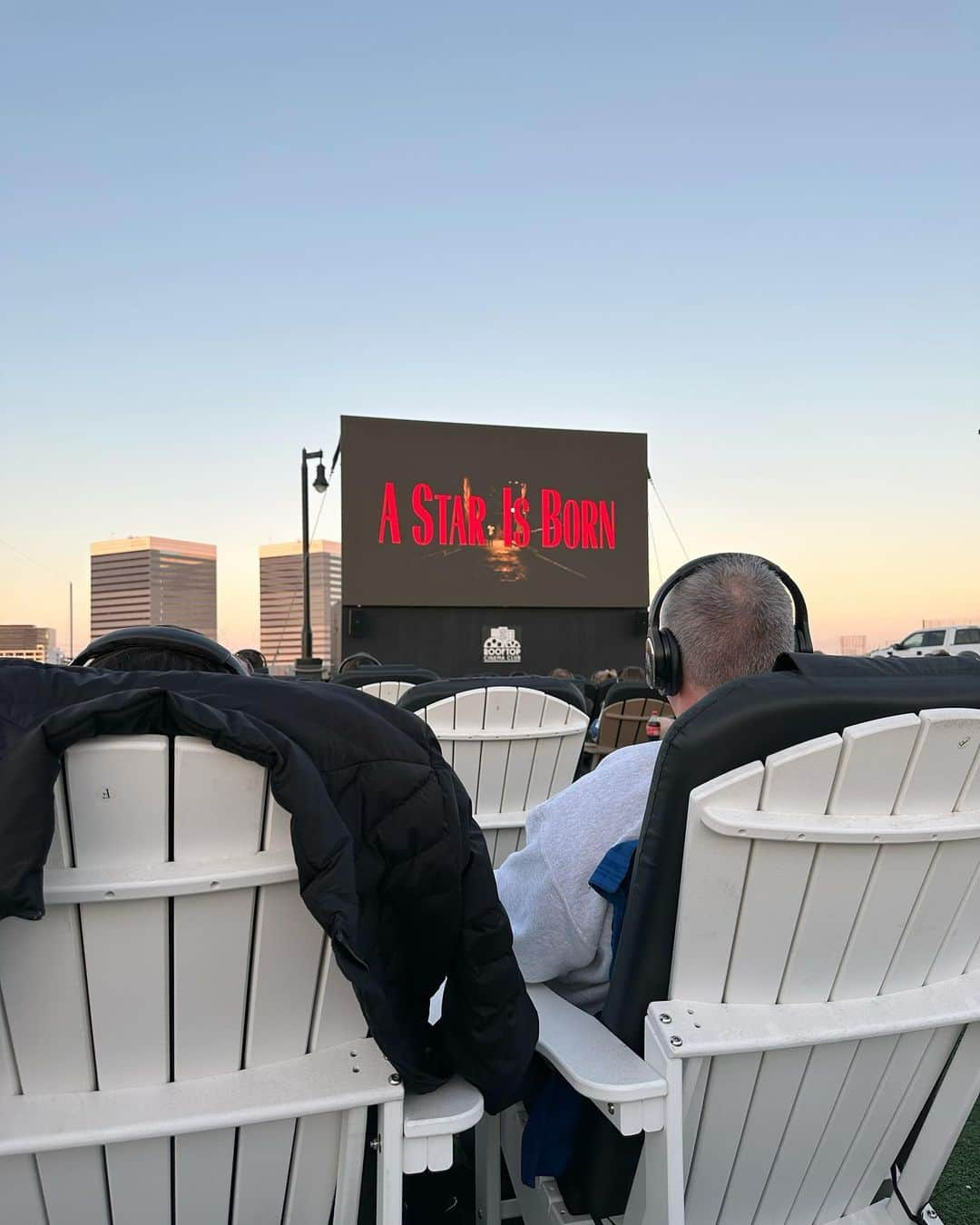 関根ささらさんのインスタグラム写真 - (関根ささらInstagram)「Rooftop Cinema🎬🏙️🌕 . . #elsengundo にある #rooftopcinema で #astarisborn (「#アリースター誕生 」)を観ました⭐️ #ロサンゼルス のダウンタウンとか他の場所にもあるんだけど、作品で選んで学校から #Uber で1時間半以上かかるこの #ルーフトップシネマ にしました🎥  7月中旬だったけど夜は長袖(裏起毛)着てても寒かった🥹(写真では着てませんが持って行った！)  コーデと会場の雰囲気に合わせて #スターバックス で #pinkdrink 買っていきました🩷また行きたいなぁ🥹🌷 . . . . #ロサンゼルス旅行 #ロサンゼルス生活 #ロサンゼルス観光 #留学生活 #ロサンゼルス留学 #losangeles #california #la #la留学 #映画 #映画鑑賞 #映画好きな人と繋がりたい #cinema #rooftopcinemaclub」10月15日 12時25分 - sasarasekine