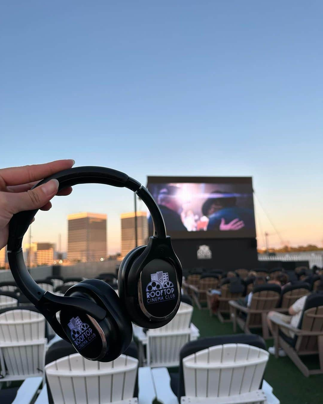 関根ささらさんのインスタグラム写真 - (関根ささらInstagram)「Rooftop Cinema🎬🏙️🌕 . . #elsengundo にある #rooftopcinema で #astarisborn (「#アリースター誕生 」)を観ました⭐️ #ロサンゼルス のダウンタウンとか他の場所にもあるんだけど、作品で選んで学校から #Uber で1時間半以上かかるこの #ルーフトップシネマ にしました🎥  7月中旬だったけど夜は長袖(裏起毛)着てても寒かった🥹(写真では着てませんが持って行った！)  コーデと会場の雰囲気に合わせて #スターバックス で #pinkdrink 買っていきました🩷また行きたいなぁ🥹🌷 . . . . #ロサンゼルス旅行 #ロサンゼルス生活 #ロサンゼルス観光 #留学生活 #ロサンゼルス留学 #losangeles #california #la #la留学 #映画 #映画鑑賞 #映画好きな人と繋がりたい #cinema #rooftopcinemaclub」10月15日 12時25分 - sasarasekine