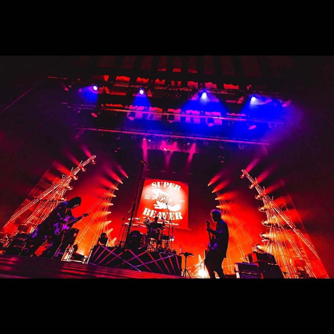 のインスタグラム：「都会のラクダ TOUR 2023-2024 ～ 駱駝革命21 ～  仙台サンプラザホール -Day1-  ツアー３本目  とても良いLIVEだった  全部もらったし全部だせたよ  ありがとう⚡️⚡️  Photo by @cazrowaoki」