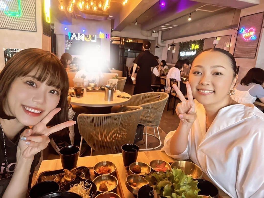 蒼乃夕妃のインスタグラム：「Facebook見てると、何年前の投稿って出てくるんだけど。 彼女と初めて共演した作品が、6年前のこの時期に千秋楽だったんだと、Facebookが教えてくれました😊 ずっーと定期的に会って近況報告してる子。  お互い色々な経験して、でもまだまだ色々学び中。  大概ご飯行こってなったら韓国料理になる😂  またいこーね❗️  ２枚目の写真、2人とも若いな笑笑💦」