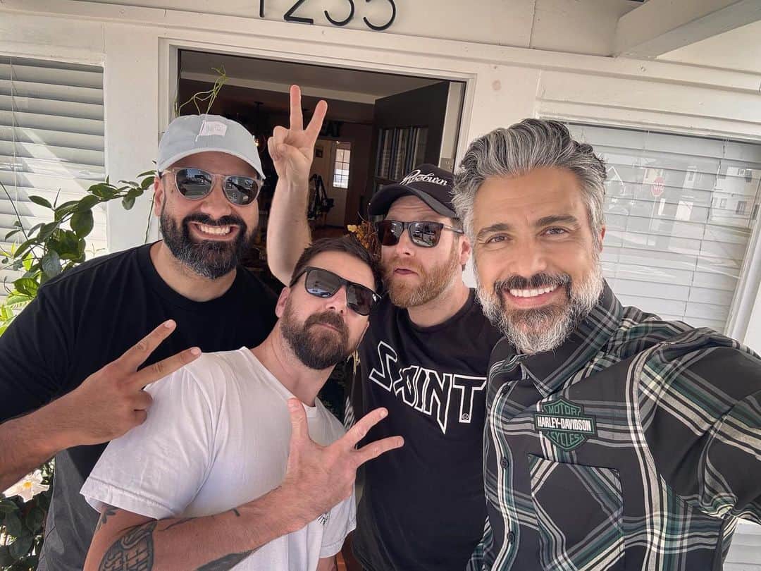 ハイメ・カミールのインスタグラム：「Epic time with these legends 💪🏽😎 Thank you brother @markhawwa, great chatting with you all this morning for your podcast with @pipeburn @scotthoppo @iammrpartridge 🙌🏽 @gentlemansride」