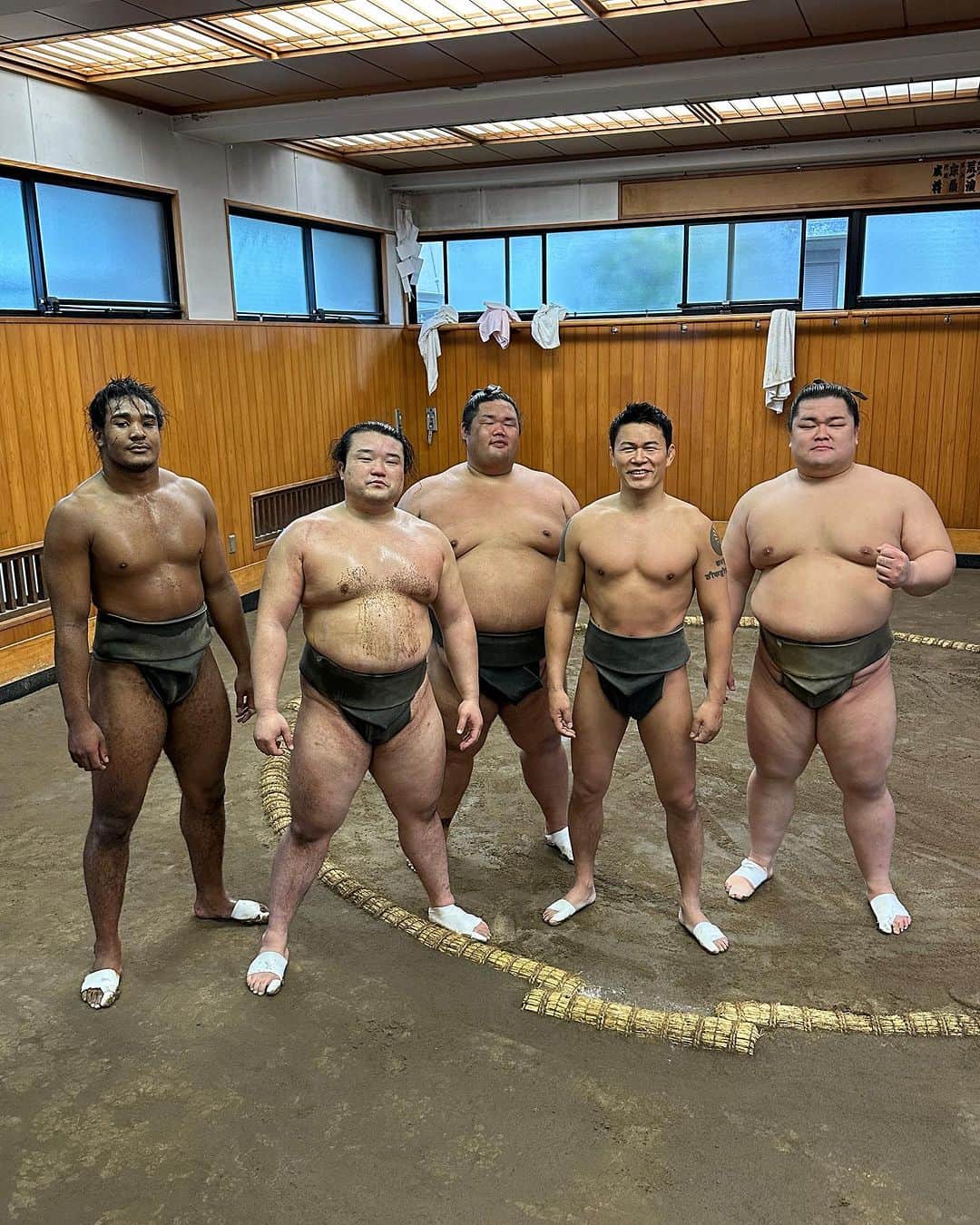 須藤元気さんのインスタグラム写真 - (須藤元気Instagram)「日本の国技である相撲の視察に「雷部屋」に来ましたが、見るだけではなくマワシを締めて一緒に稽古させて頂きました。人気ドラマのサンクチュアリを見ていたので気合い入りました。ちゃんこもご馳走様になりごっちゃんです！押忍。」10月15日 12時17分 - sudogenki