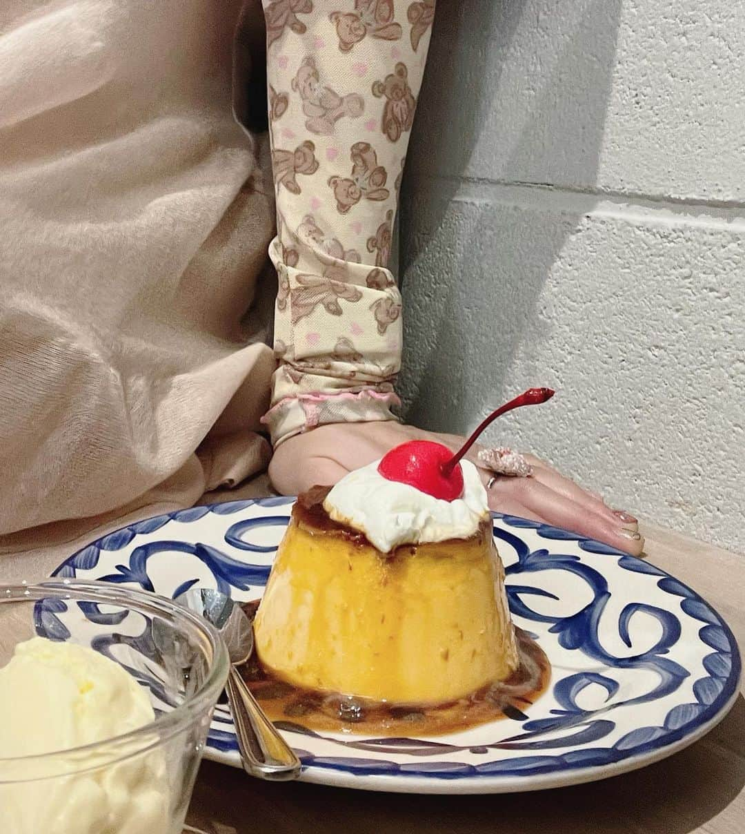 コレサワさんのインスタグラム写真 - (コレサワInstagram)「🍮  久しぶりの下北沢は 人で溢れかえっていたけど そこを掻き分けて ひっそりな場所にある 蕎麦を食べに行った  静かな場所が好きになったのは 歳のせいなのかな？  私服撮る時の ポージングがわからない  #下北沢」10月15日 12時19分 - koresawa519