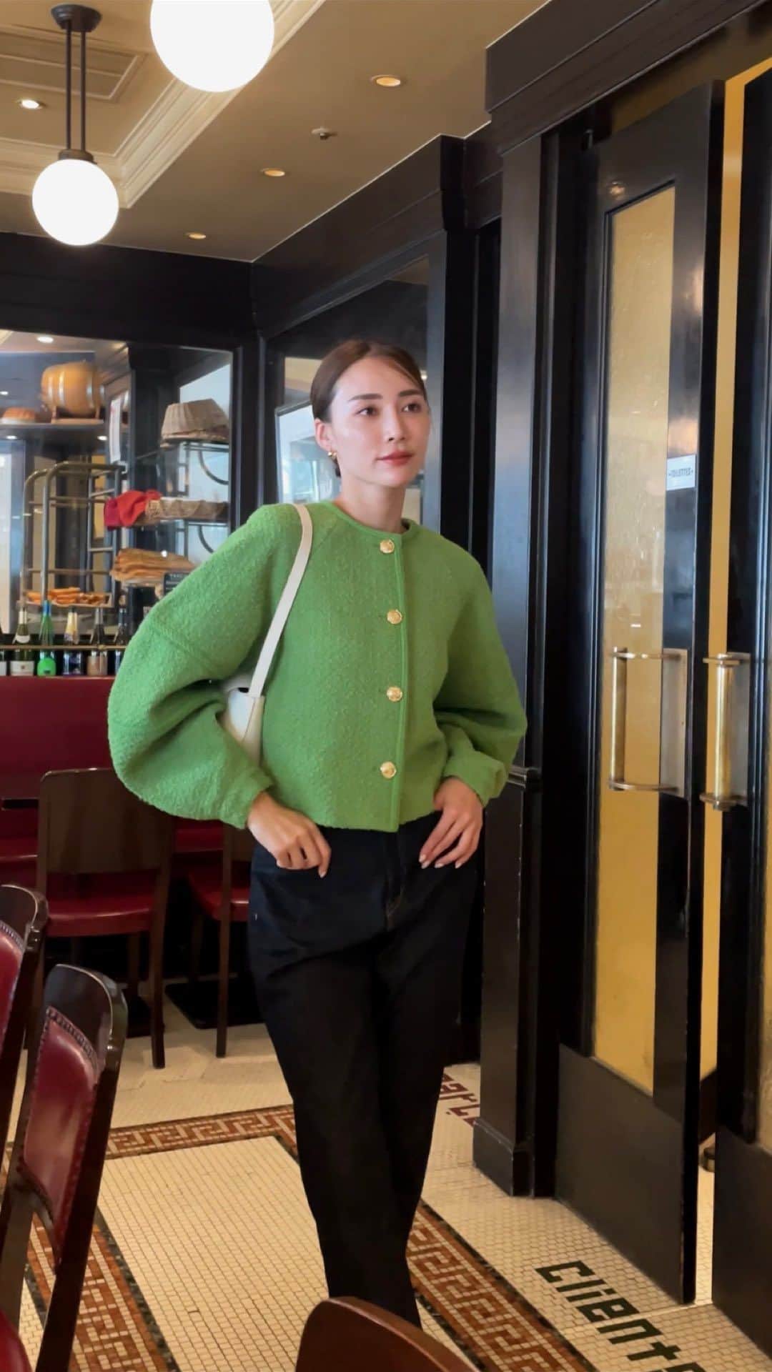 デュラスアンビエントのインスタグラム：「𝐀𝐌𝐁𝐈𝐄𝐍𝐓 × 𝐊𝐄𝐈𝐂𝐀 𝐍𝐀𝐊𝐀𝐒𝐇𝐈𝐌𝐀 𝟤𝟢𝟤𝟥 𝖠/𝖶 𝖲𝖯𝖤𝖢𝖨𝖠𝖫 𝖢𝖮𝖫𝖫𝖠𝖡𝖮𝖱𝖠𝖳𝖨𝖮𝖭 𝖵𝖮𝖫.𝟤  #ツイードジャケット <Off white, Green, Navy>  品よくチャーミングに着映えるツイードジャケット。  ややハリを持たせた単色のツイード生地に、クラシカルな金ボタンがきらり。  袖には同色のパイピングを施し、さり気ないアクセントを加えました。  丸みのあるボリューム袖に、コンパクトな着丈がバランス良く、愛らしいシルエットを叶えます。  💡コラボ第二弾アイテムを詳しくご紹介した特集ページはサイトTOPページよりご覧頂けます。 ＿＿＿＿＿＿＿＿＿＿＿ ✔︎ @ambient_styling #AMBIENT #ambient_official #ambientstyle #アンビエント #23aw #コラボ #中島ケイカ」