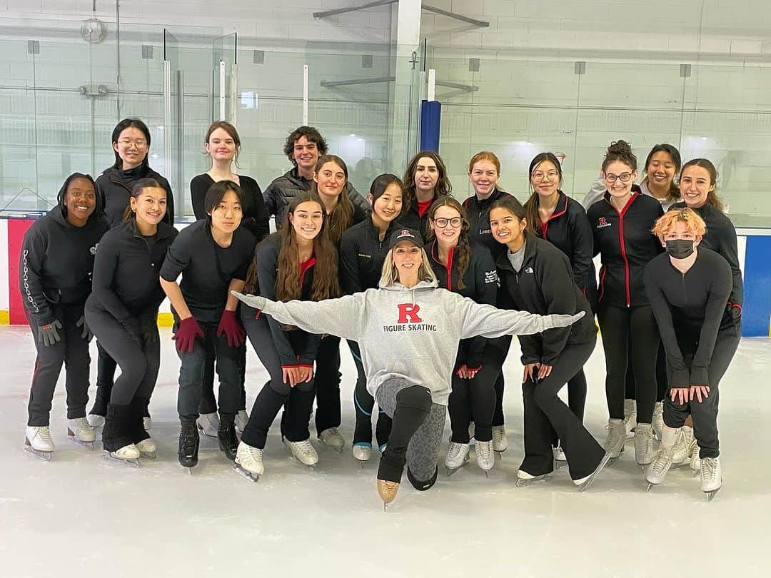 シネイド・ケアーのインスタグラム：「Proud of my new role as coach of Rutgers Figure Skating Team💪🏻⛸️ What a great group😊 @rufigureskating @rutgersu」