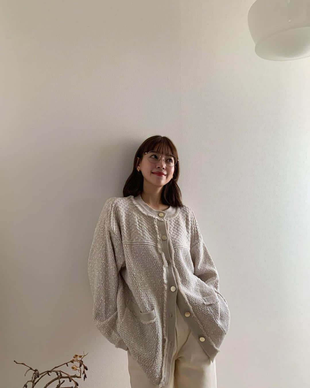 前坂美結さんのインスタグラム写真 - (前坂美結Instagram)「🍂🤍  この時期が本っ当に1番好き！ (何度も言いすぎてる)  涼しくて、でも日に当たるとあったかい絶妙な時期🥹♡  . そんな秋にぴったりなカーディガンに出会ったよ🍂🍠  ツイードジャケットのデザインが そのままニットになったような可愛いカーディガン🤍　 @crieconforto_official   薄めのニットだからさらっと羽織れるのが嬉しい😚　 持ち運びにも最適◎ きれいめでも、カジュアルでもどっちにも振れるという♡  パンツにあわせて着てみたけど、 今だとキャミワンピに羽織るのも可愛いな〜🤍 .  . #秋コーデ #🍂 #10月  #crieconforto #クリーコンフォルト」10月15日 12時21分 - miyumaesaka